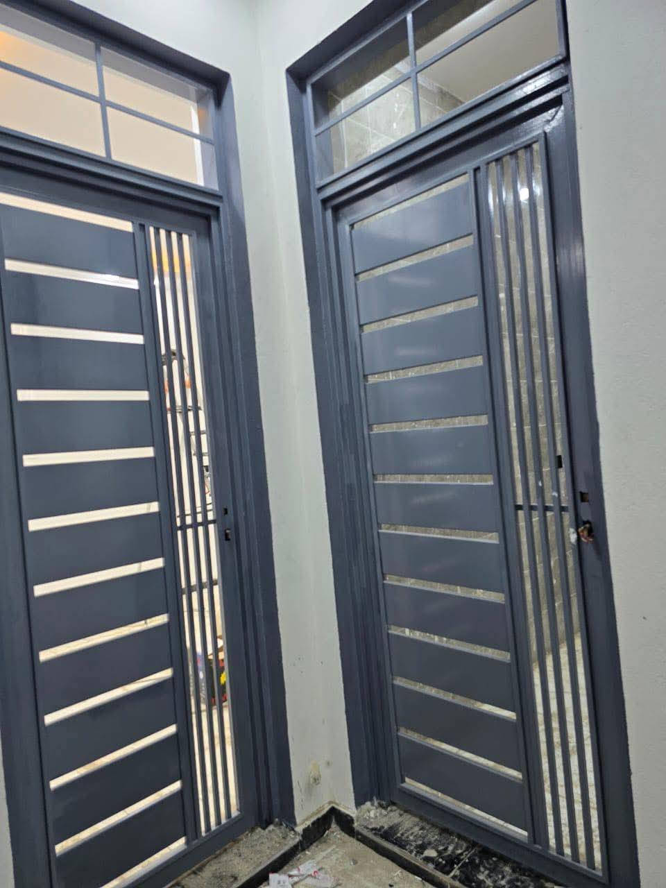 بيوت للبيع العدد 3 

الموقع خلف مطعم حياوي من جهة باب الجامعه الخلفي 

لكل بيت مساحته / 150 متر 
~~~~~~~~~~~~~~~~~~~~~~~~~~~~~~~
تفاصيل البيوت 
طابق واحد لكل بيت 
صاله ومطبخ وغرفتين نوم نظام سويت واستقبال وصحيات 

بناء حديث كونكريت مسلح 
_____________________________________
الاستفسار 

*********** واتساب مراجعه المكتب العاصمة للعقارات والمقاولات العامه ***********
