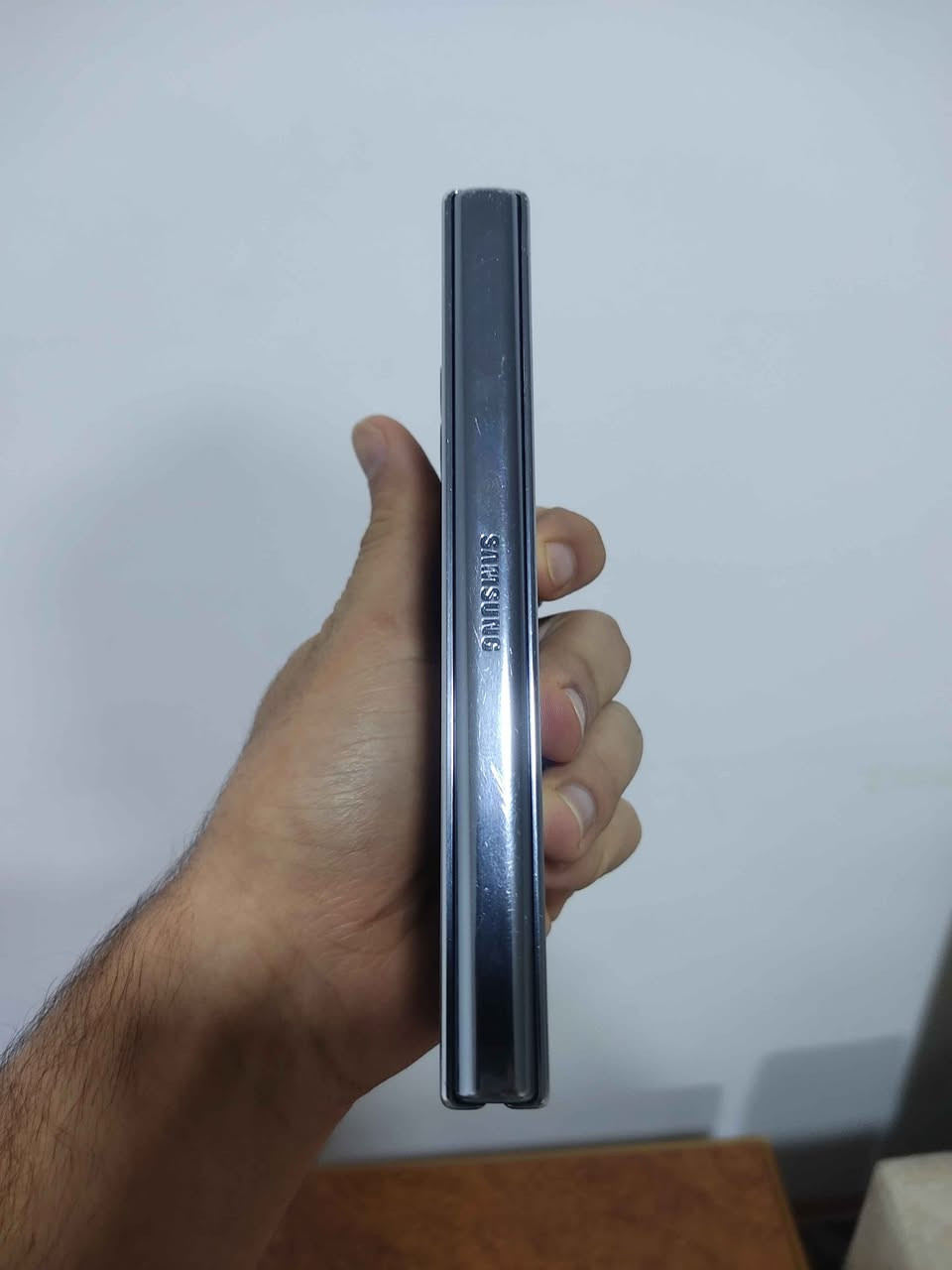 Galaxy Z fold 4 
Snapdragon 8+ gen 1 
کامێرایەکی زۆر جوان 
مۆبایلێکی زۆر خێرا 
256gb
Ram 12gb
شاشەی ناوەوەی ئیش ناکات 
شاشەی دەرەوەی وردە شوختی سەر شاشەی هەیە 
نرخی 229 هەزار 
گەیاندن بەردەستە السليمانية, العراق


**إذا كنت صاحب هذا الإعلان وتريد حذفه لأي سبب، رجاءا أرسل رسالة إلى الدعم الفني**