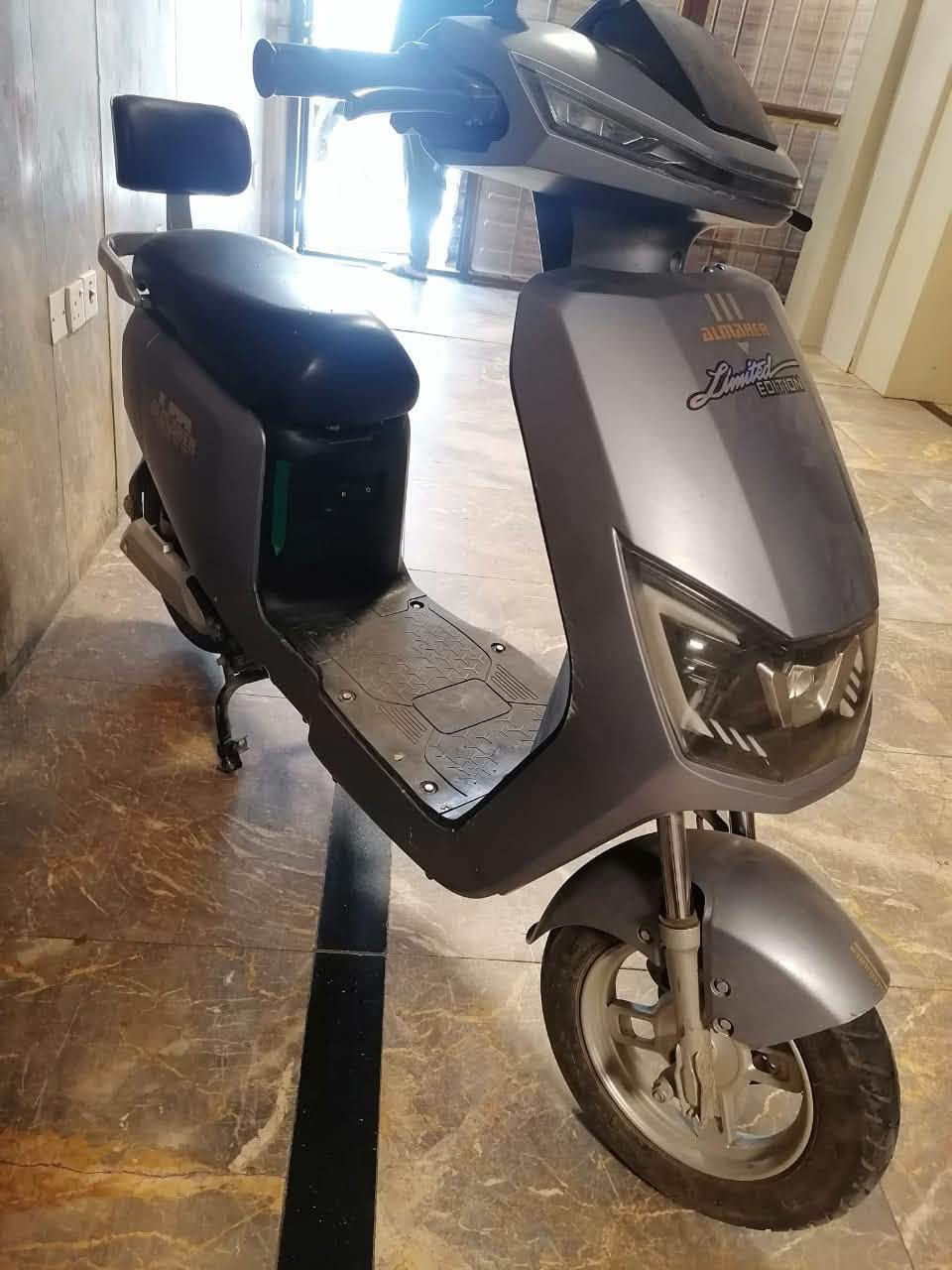سلام عليكم دراجه شحن للبيع ٤بطارايات نضيف مستعمله شهر جديده بيها مشكله بسيطه تشتغل مسافه وتكطع سكليتر طفي وشغل تشتغل مابيها شي سعرها ٤٠٠ وبيها مجال مكان كراده لعرصات قرب قريه دجله ***********
