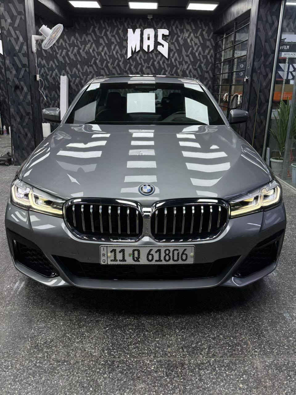 السلام عليكم  B M W فئه 530e فول الفول 1/1 هايبرد شحن بانزين بغداد مشروع وطني رقم نكليزي المحرك: بنزين 4 أسطوانات سعة 2.0 لتر (TwinPower Turbo) + محرك كهربائي (eDrive).
القوة الإجمالية: 292 حصان.
عزم الدوران: يبلغ حوالي 295 رطل-قدم (420 نيوتن متر تقريباً).
ناقل الحركة: أوتوماتيك رياضي (Steptronic) من 8 سرعات.
البطارية: سعة 19.4 كيلوواط/ساعة (في الطرازات المحدثة).
التسارع: من 0 إلى 100 كم/ساعة في حوالي 5.6 - 5.9 ثانية.
المدى الكهربائي: يصل إلى 102 كم (حسب معيار WLTP).
التصميم الخارجي:
مصابيح أمامية LASER LIGHT.
فتحة سقف.
جنوط رياضية بمقاسات مختلفة (غالباً 18 أو 19 بوصة).
حساسات أمامية وخلفية مع كاميرات 360 درجة.
أبواب شفط (Soft-close).
التجهيزات الداخلية والتقنية:
فرش جلد طبيعي عالي الجودة.
شاشة عرض رقمية للعدادات وشاشة تعمل باللمس للمعلومات والترفيه (iDrive).
نظام صوتي فاخر.
إضاءة داخلية محيطية متعددة الألوان.
تدفئة وتبريد للمقاعد الأمامية.
شاحن لاسلكي للهاتف.
تحكم مناخي منفصل (تكييف أوتوماتيك متعدد المناطق).
أنظمة الأمان والسلامة:
نظام رادار أمامي للتحذير من التصادم.
نظام الحفاظ على المسار (Lane Keeping Assist).
نقطة عمياء (Blind Spot Detection).
نظام الكبح التلقائي للطوارئ.
السعر مناسب جدا  العنوان بغداد حي الاعلام قرب شركة الببسي ***********
