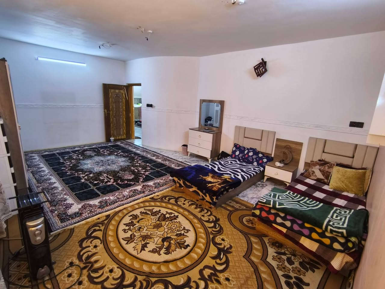 🏛 دار سكنية للبيع – طابو صرف

(السعر  325 وقابل للتفاوض) رقم صاحب الدار 
*********** واتساب
*********** رقم الاتصال  

📍 الموقع:
بغداد – جسر ديالى القديم
موقع مميز بين شارع 60 وشارع 70
يطل على شارعان
فرع حسينية الرسول الأعظم
📄 نوع العقار: طابو صرف 100%
📐 المساحة الكلية: 264 م²
📏 الواجهة: 12 متر
📏 النزال: 22 متر
🛏 عدد الغرف: 4 غرف نوم
🚿 عدد الحمامات: 4 حمامات
🏠 مواصفات الدار:
غرفة نوم سويت متكاملة
استقبال 
صال عدد (2) بتصميم واسع
مطبخ (حار أو بارد)
ترك
بيتونة
📞  لمشاهدة الدار الاتصال

📱 ***********
📱 ***********
