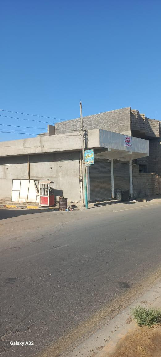 لصحاب الاستثمار الحقيقي.. عقار (بيت + محلات) للبيع على الشارع الحولي مباشرة! 🏗️💎
الموقع: الشارع الحولي العام (موقع استراتيجي وحيوي جداً).
المساحة الكلية: 260 متر مربع.
تفاصيل العقار:
العقار مقسوم بدقة عالية لضمان أعلى فائدة:
🔹 130 متر محلات تجارية: واجهة واسعة على الشارع العام، متكاملة وجاهزة لأي مشروع (معرض، سوبر ماركت، مطعم، أو مكاتب شركة).
🔹 130 متر بيت سكني: بناء رصين وتصميم مريح، يجمع بين الخصوصية والقرب من العمل.
حالة الإنجاز (بناء درجة أولى):
العقار "هيكل متكامل" واصل لمراحل إنهاء متقدمة، يعني "تعب البناء والأساسات كله خلصان":
✅ لبخ داخلي وخارجي كامل.
✅ سيراميك جداري (شغل مرتب وعصري).
✅ تأسيسات كهرباء وماء متكاملة ومنجزة.
✅ تسطيح شتايگر ومنظومة تصريف كاملة.
✅ المحلات متكاملة تماماً وجاهزة للشغل.
ليش تشتري هذا العقار؟
1️⃣ الموقع: الشارع الحولي هو نبض المنطقة وأسعار العقارات بيه دائماً بصعود.
2️⃣ التوفير: العقار واصل لمراحل التشطيب النهائية، يعني باقي لك اللمسات الأخيرة على ذوقك وتنتقل.
3️⃣ الاستثمار: المحلات وحدها تعتبر وارد مالي ضخم ومضمون.
📍 السعر والمعاينة:
للاستفسار عن السعر أو لترتيب موعد للمعاينة على أرض الواقع، يرجى الاتصال على الرقم:
📞 [ *********** ]
فرصة لا تعوض.. البيت والمحل بمكان واحد وعلى العام!
ن
