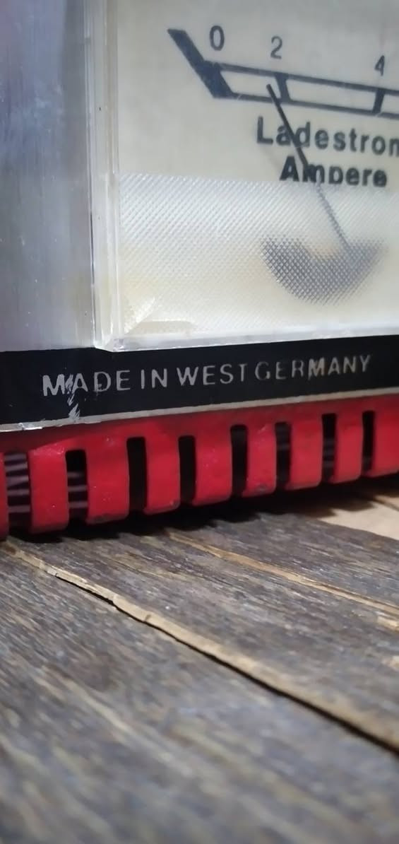 جهاز  شاحن بطاريات كلاسيكي من ماركة Absaar الألمانية العريقة، وهو من الأدوات المعروفة بصلابتها وطول عمرها 
​ الهوية والمنشأ
​العلامة التجارية: ABSAAR، وهي شركة ألمانية رائدة متخصصة في معدات شحن البطاريات منذ عقود.
​بلد الصنع "MADE IN WEST GERMANY" (صنع في ألمانيا الغربية)،  الجهاز تم إنتاجه قبل توحيد ألمانيا (قبل عام 1990)، وهو ما يؤكد جودته العالية وقيمته كقطعة "فينتج" (Vintage).
​ المواصفات التقنية
​القدرة: 4 AMP (4 أمبير)، وهو مخصص لشحن بطاريات السيارات الصغيرة، الدراجات النارية، أو البطاريات المنزلية التي لا تتطلب تيار شحن مرتفع جداً.
​الجهد (Voltage): يدعم نظامين للشحن:
​6 فولت: للبطاريات الصغيرة (مثل بطاريات كشافات الطوارئ القديمة أو بعض الدراجات).
​12 فولت: وهو الجهد القياسي لمعظم بطاريات السيارات الحديثة.
​يتم التحويل بينهما عبر المفتاح البرتقالي الموجود في المنتصف.
​ الواجهة والمكونات
​مقياس الأمبير (Ammeter): المقياس التناظري (الإبرة) على اليسار يوضح شدة تيار الشحن الفعلي. عند بدء الشحن، تتحرك الإبرة لليمين، ومع امتلاء البطارية، تعود تدريجياً نحو الصفر.
​مفتاح التشغيل: يوجد مفتاح أحمر على اليمين للتشغيل والإيقاف.
​فتحات التهوية: يحتوي الهيكل المعدني الأحمر على فتحات طولية في الأعلى والأسفل لتبريد المحول الداخلي (Transformer) أثناء العمل.
 الملحقات (الكابلات)
​كابل الكهرباء: الكابل الأسود الموصول بالقابس (الفيش) لتغذية الجهاز من تيار المنزل.
​ملاقط الشحن (Clamps): تظهر الملاقط باللونين الأحمر (للقطب الموجب +) والأسود (للقطب السالب -) لتوصيلهما بأقطاب البطارية.
​نصيحة للاستخدام الآمن:


**إذا كنت صاحب هذا الإعلان وتريد حذفه لأي سبب، رجاءا أرسل رسالة إلى الدعم الفني**