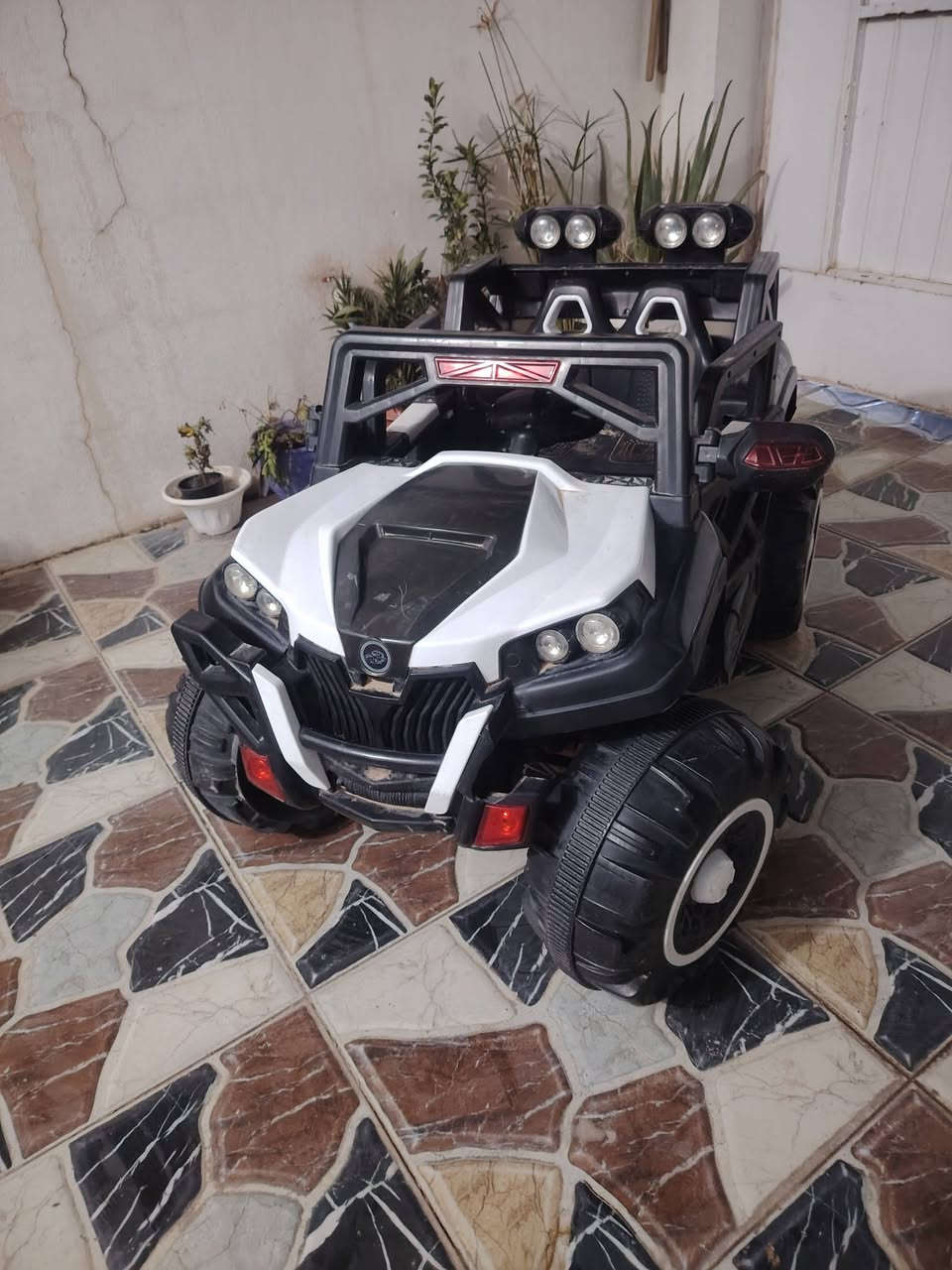 سەیارەی منداڵن حەجم گەورە لۆک لۆکە شکاوی نیە تەنها شەحنی تیانەماوە نرخی 50هەزار و مەعمەلە ماڵ بۆ کەس دانانێم 
شوێن:سـمود ***********
