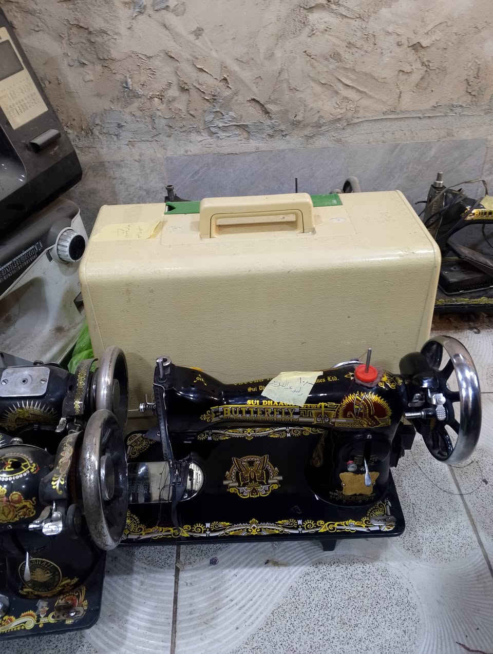 مكائن خياطه للبيع انواع مختلفه فراشه و برذر اصليه..العنوان ورشه المهندس محمد لتصليح مكائن الخياطه..هيت الدواره..مجاور مرطبات عمروش..مقابل شاشه الاعلانات. العملاقه..عماره لطفي ابوالطيب..موبايل ***********   ئوجد.واتساب
