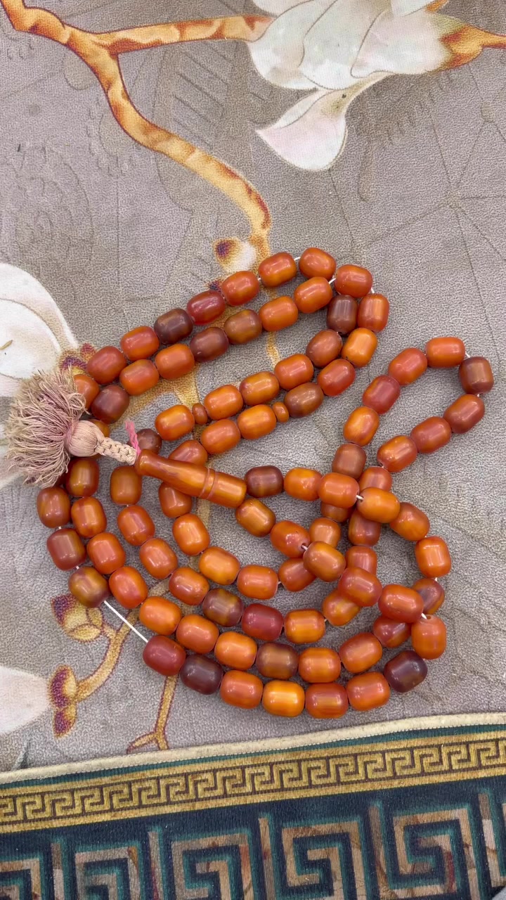 للبيع  عرض للجادين فقط سعرها غالي يعني مو شي رخيص لذلك للجادين فقط  والي ناوي يشتري هيج سبحة اكيد ما تهمة تكلفة اتصال يمكن ٥٠ دينار 
سندلوس الماني انتيكة وزنها ٩٩٠ غرام يعني كيلو  للتواصل يرجى الاتصال 
***********
