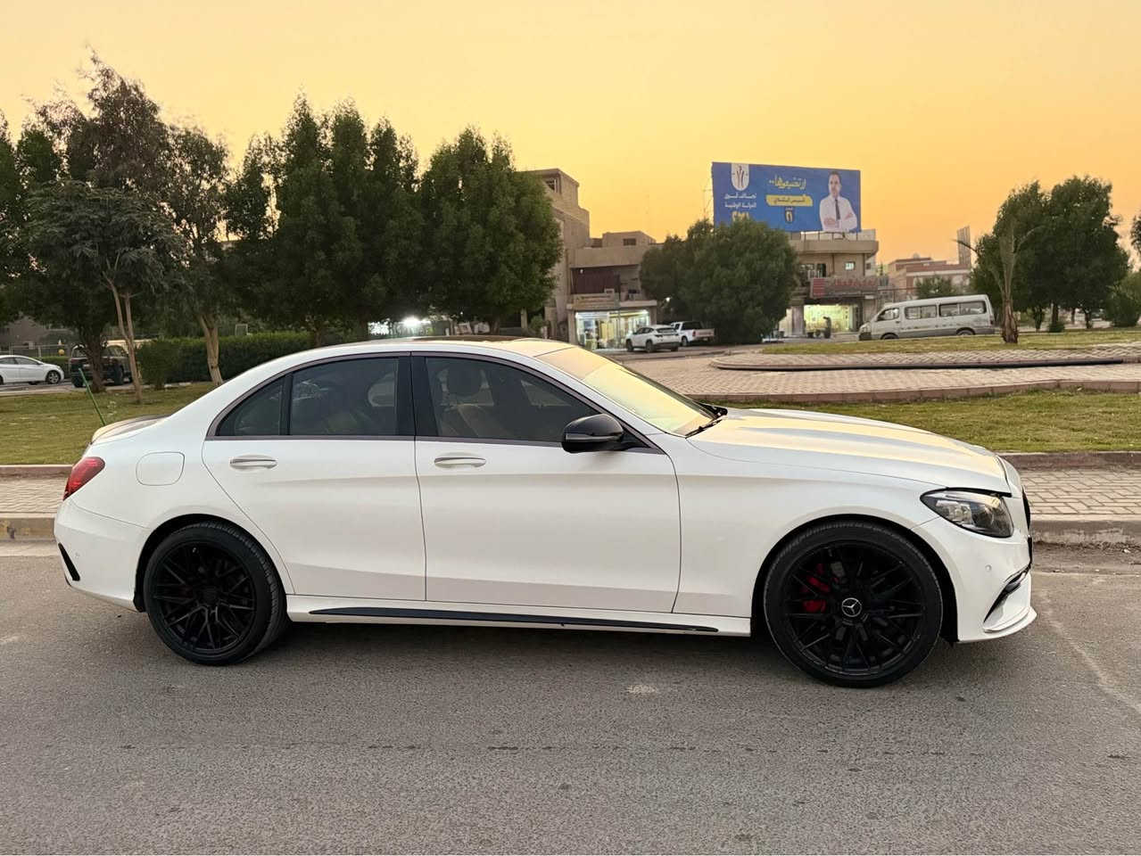 مارسيدس c300  2021 
للبيع 
رقم اربيل سيارة باسمي تحويل ثاني يوم
الضرر قطعتين 
مواصفات فتحه 
بصمة تشغيل بصمة ابواب 
مقاعد تدفئة 
رادارات 
تنبية الاصطدام الامامي
وباقي المواصفات العروفه 
السعر 295 ورقه
رقم الهاتف *********** بغداد, العراق
