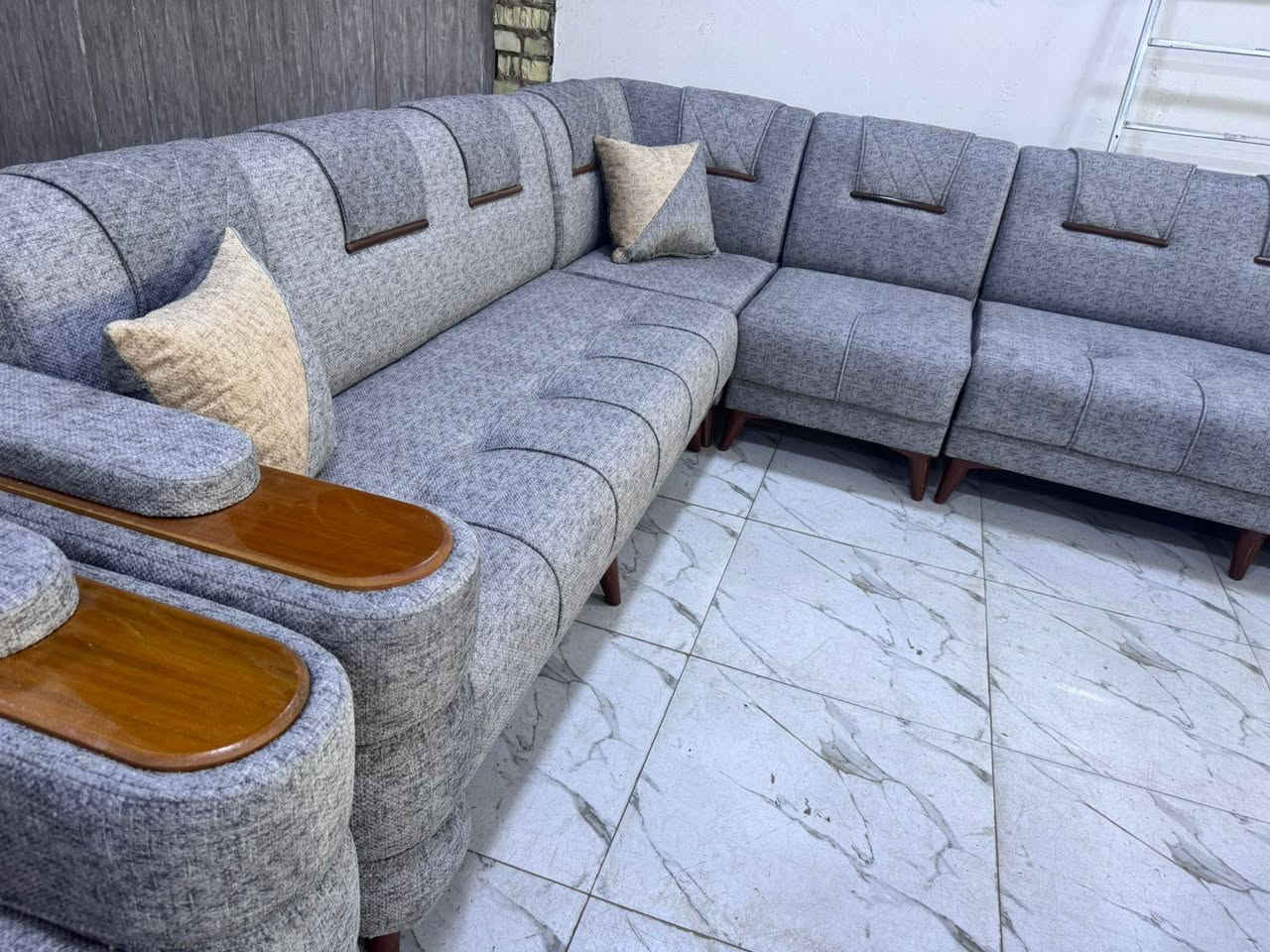 من رخصة ألادمن تخم ديوان عدد ٢ كورنر بيه ٢ قنفه مفصوله ثنائيه
تفصال..درجه اولى شرط الفحص
الداخل خشب بلوك اسود كله سمك ١٦ الثقيل
سفنج مضغوط مميز أول وتجي فوكاها طبقه دللوب طبي قماش كتان ناعم بيه نقشه نازكه.. ابو الطبله قياس ١٤ متر ونص ٢٠ مقعد استفسار *********** متوفر واتساب
