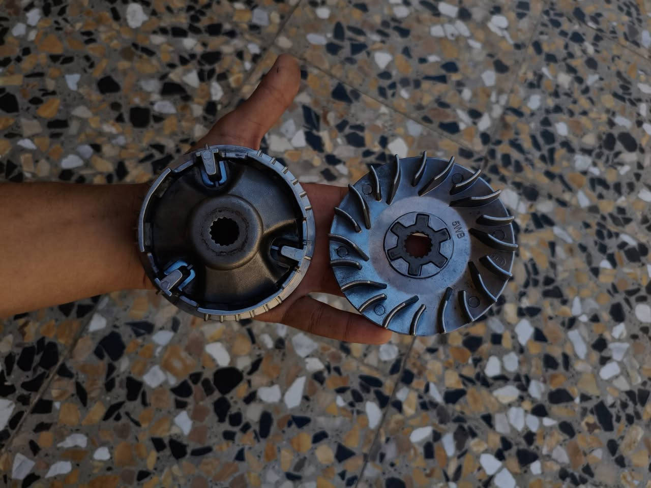 سلام عليكم
كزوز fm حلقتين مستعمل اقل الاسبوعين اخو الجديد وكلج امامي تفصيخ مال ماكس 120 كافه شرط الكفاله والضمان والنظافه كدام عينك 
الكزوز 20 الف 
والكلج 25 الف 
الاسعار قفل ماكو مجال 
واتساب فقط 
***********

