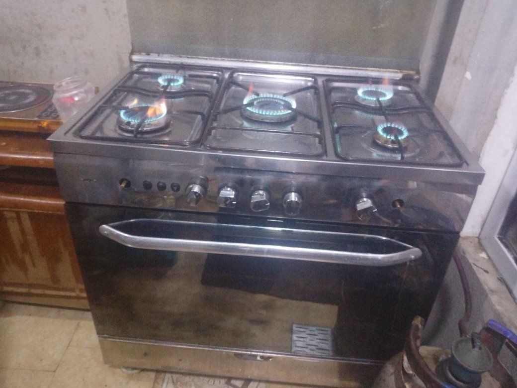 طباخات عدد اثنين للبيع الطباخ الكبير الفريش المصري شرط درجه اولى شغال خمس عيون والفرن سعره 160 والطباخ الأربع عيون شغال كامل مع الفرن سعره 75 للتواصل ***********
