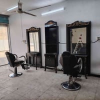 مرايتين وفاترينه وكرسين للبيع واكو تانكي ماي حجم 250 مل هم للبيع ومغسل...