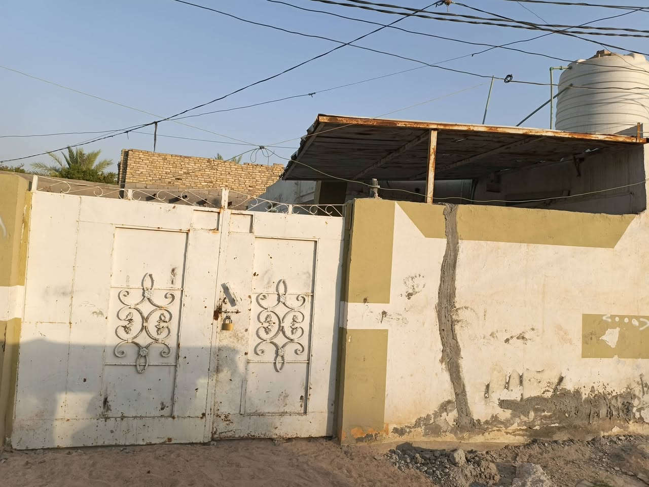 بيت للبيع يم المدرسه وقف الشيعي يتكون البيت غرفه صاله ومطبخ مجمع صحيات الشارع التبليط المساحه 220 والسعر خاص ***********
