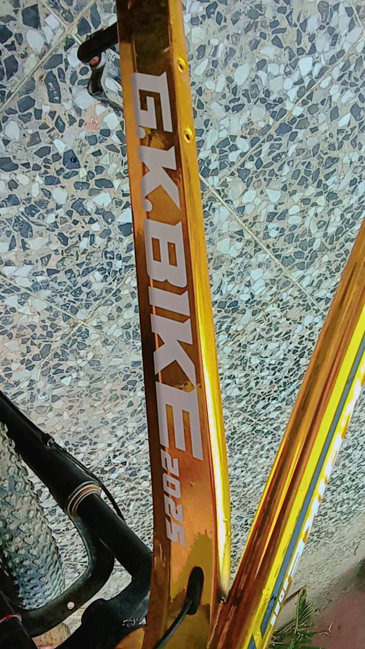 بايسكل GKBike موديل 2025 مع إطار بلون ذهبي لامع. البايسكل مستعمل بحالة ممتازة ويحتوي على ناقل حركة جيد ودواليب متينة. مناسب للرياضة أو الاستخدام اليومي في المدينة.