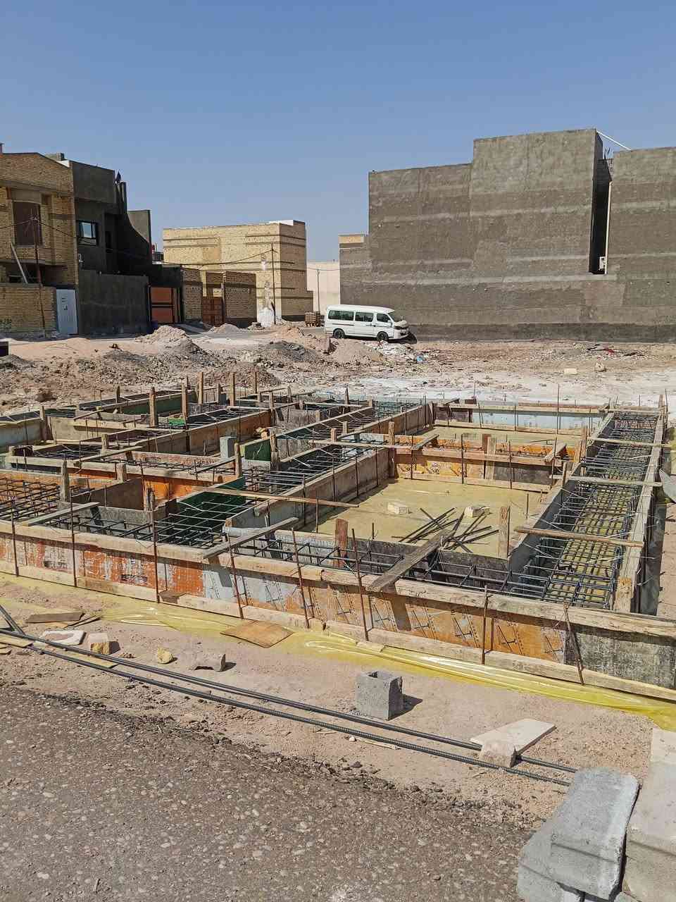 تم بفضل الله تعالى وبركاته صب اساس مساحته 100 متر في الثاتزه الاوله  والتوفيق للجميع ان شاء الله اخوكم احمد النجار لجميع اعمال النجاره والتسليح والصب ***********@@
