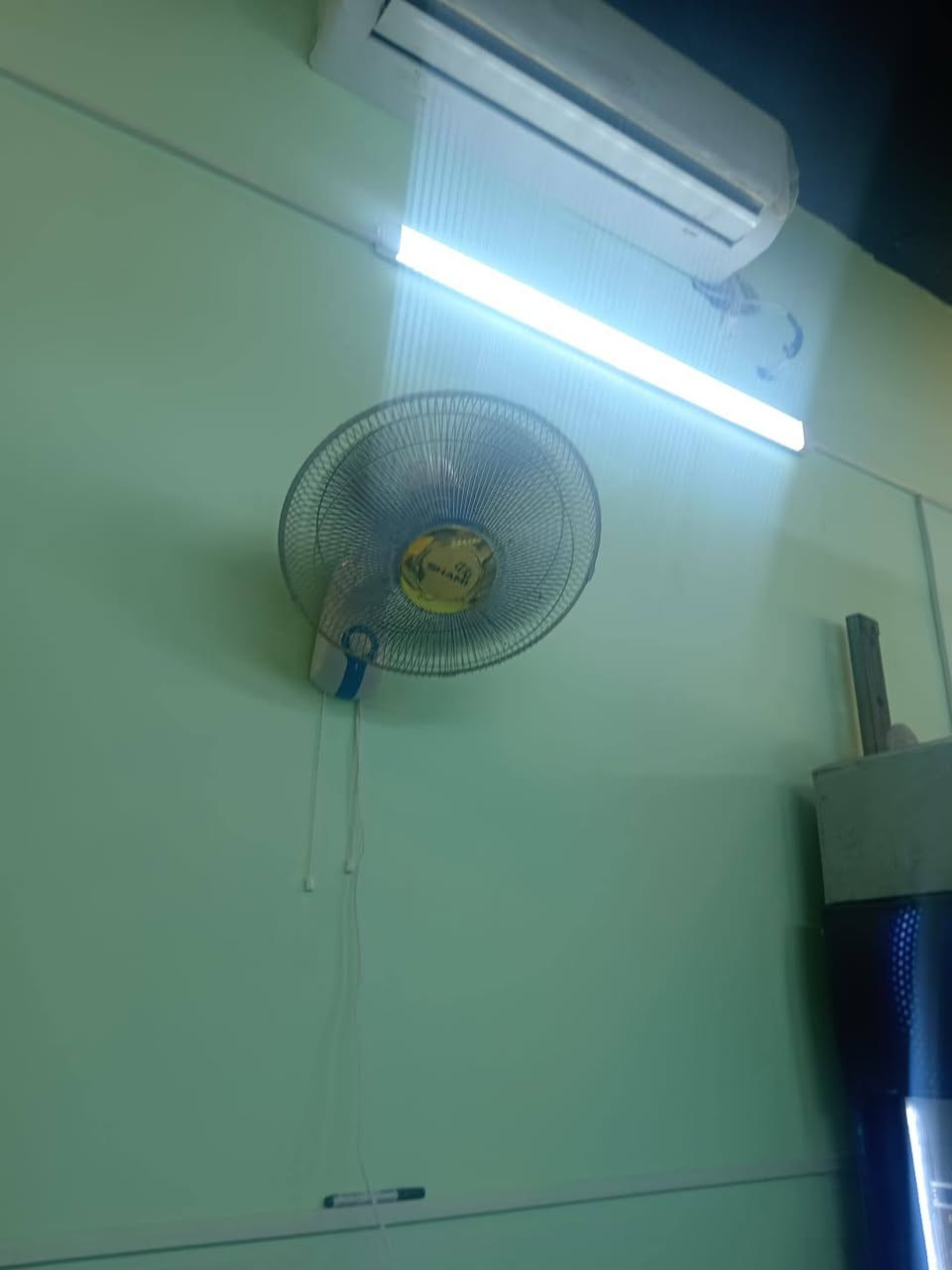 ميز ٢  لواحد ٧٥

الشوايه كص ومعداتها كامله ٢٠٠
كيزراصلي ضغط عالي مال بوستر... 200
مكينه ثرم فلافل 250
مكينه ثرم زلاطه مع 3 أقراص... 350
خلاط حمص... 120
حمايه ريزوكهرباء سل ستيل.. 125
حمايه حمراء فلافل كنتاكي... 125
طباخ فلافل مع طاوه ستيل 100
بلانمان كبير عميق الواحد 10 الف 
بلانك عميق صغير 5الف
نواعم كلهم.. 100 الف
كاونتر الأخضر 150 الف 
عاضه جام المنيوم.. 75
شمسيه متحركه نظيفه جدا... 250 الف

عارضة مقبلات منقصه غاز.. 100 الف
طباخ منضدي ستيل 3 عيون قلايات وعين طبخ.. 200
مجمده شغاله كبيره 200
مراوح جداريه وحده 35 الف
بغداد الشعب تواصل *********** 
واذا شلع سعرهن يختلف
