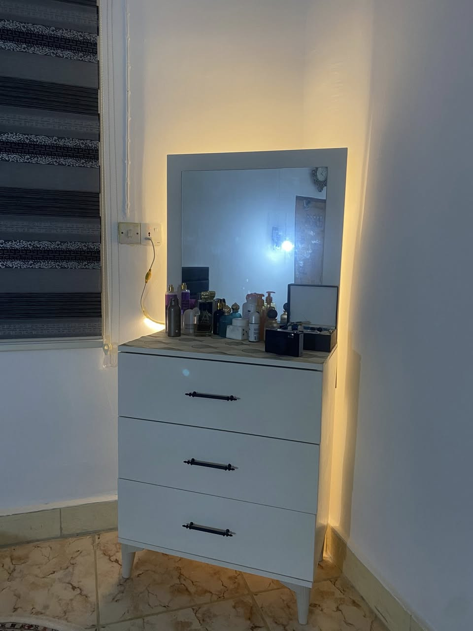 غرفة نوم تركيا للبيع مستعملة شهر واحد فقط نضافة 100‎%‎ للاستفسار ***********
