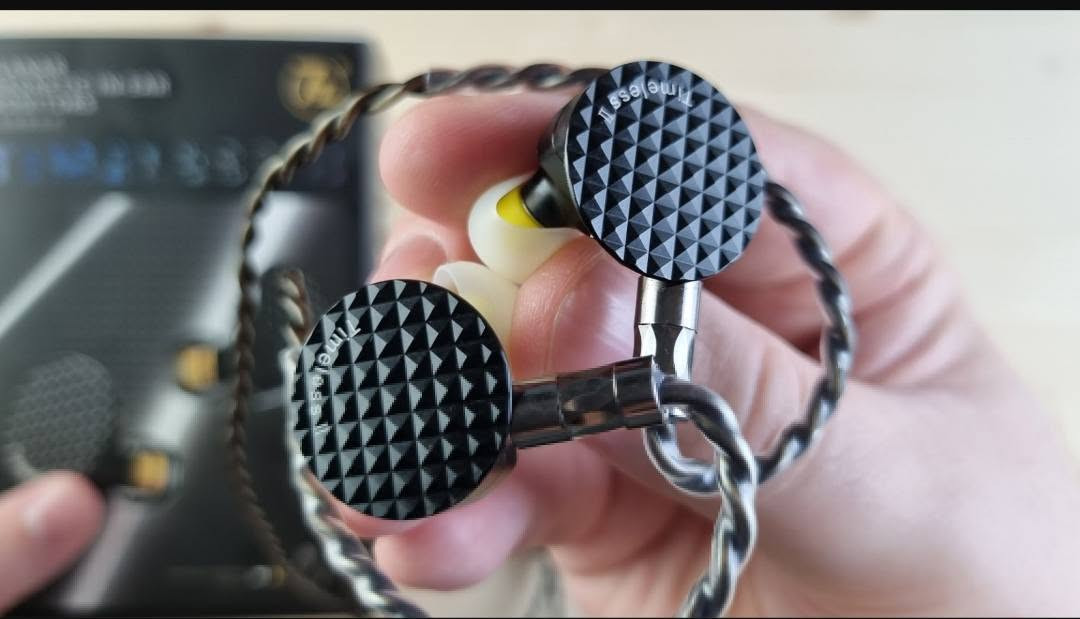 Timeless II (Planar Magnetic IEMs)
7Hz Timeless II  ، 

​✨ المواصفات والتفاصيل التقنية:

​نوع المشغل (Driver): مشغل مغناطيسي مستوي (Planar Magnetic Driver) متطور يقدم استجابة ترددية فائقة الدقة وصوتاً ديناميكياً عالي النقاء.

​التصميم والخامات: هيكل معدني متين وخفيف الوزن مع غطاء خارجي بتصميم شبكي (Grid) مميز وأنيق.

​الكابل: كابل مضفر عالي الجودة من النحاس الخالي من الأكسجين (OFC) لضمان توصيل إشارة صوتية بدون أي تشويه، مع منافذ توصيل متينة.

​العزل: تصميم مريح يوفر عزلاً صوتياً سلبياً ممتازاً للضوضاء الخارجية.

​📦 محتويات العلبة بالكامل :

​السماعات: زوج سماعات 7Hz Timeless II (القطع اليمنى واليسرى).

​الكابل: كابل الصوت الاحترافي المضفر.

​حقيبة الحمل: حافظة دائرية فاخرة وصلبة لحماية السماعات أثناء التنقل.

​منصة الفلاتر: لوحة معدنية تحتوي على فلاتر صوتية إضافية قابلة للتبديل لتعديل النغمة (Tuning).

​المحولات: موصل صوتي إضافي (Adapter).

​سدادات الأذن (Ear Tips): مجموعة متنوعة واسعة جداً من السدادات السيليكونية بألوان ومقاسات مختلفة (أكثر من 10 أزواج) لتناسب جميع مقاسات الأذن وتفضيلات الصوت.

​كتيب التعليمات: دليل المستخدم الخاص بالسماعة.

​الحالة: ممتازة/جديدة بكامل ملحقاتها الأصلية داخل العلبة.


**إذا كنت صاحب هذا الإعلان وتريد حذفه لأي سبب، رجاءا أرسل رسالة إلى الدعم الفني**