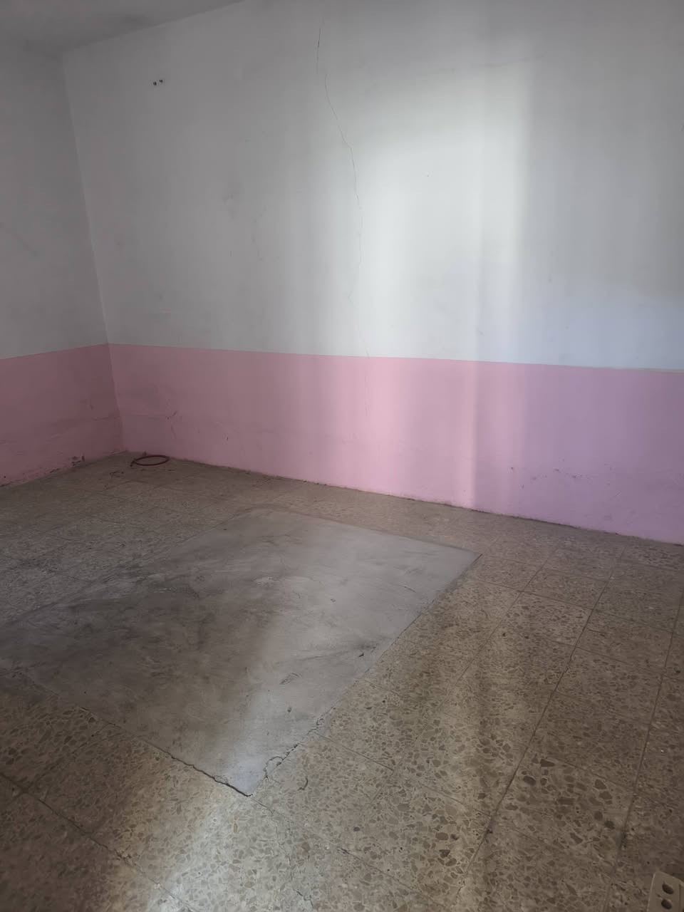 دار للبيع في حي القدس الاول خلف شارع ابو صخير مباشر 50متر بي غرفه وصاله وتخاريخ السع 90مليون بي مجال 
***********
