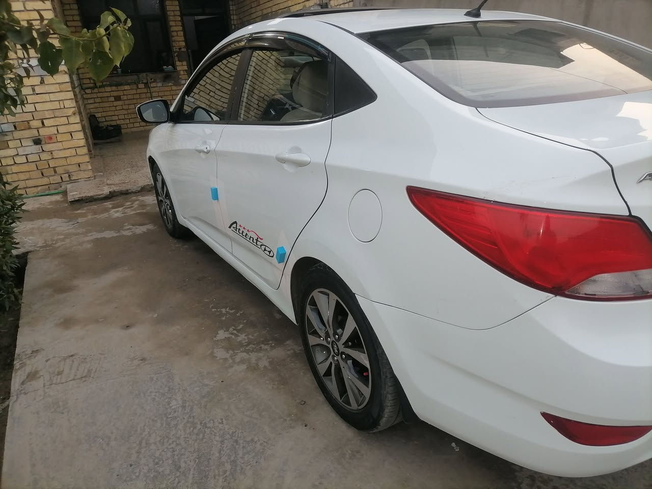 هيونداي أكسنت 2016 – لون أبيض (مواصفات خليجي)
• مواصفات خليجية
• كير مكينه متاز
• كهربائيات كلها على وضع الشركة
• سماعات إنفنتي
• غرفة (داخلية) جديدة بلادية
• إشارات بالمراي
• فتحة سقف شاشه سوداء كامره خلفيه 
• نظام ECO
• محرك 1600 سي سي (قطرتين)
• تبريد بي شويه ضعف تدفه ممتاز جدا 
• صدر أمامي وخلفي جديد
• ماشية 174 السويج الاضافي موجود
• تايرات جديده تخم كامل  (سنوية) جديدة
• بطارية جديدة 

• عبوة بنزين جديدة
ملاحضه بيها شويه صبغ بين البابين من جوه اثر شخط خباثه والسونر موجود

السعر: 100 بيها مجال
العنوان: بغداد – الدوره 
الهاتف: ***********
