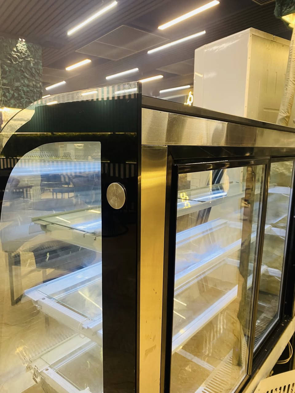 عارضة كيك للبيع مستخدمة شي قليل نضافة فول مثل مموضح بلصورة
للتواصل: ***********
