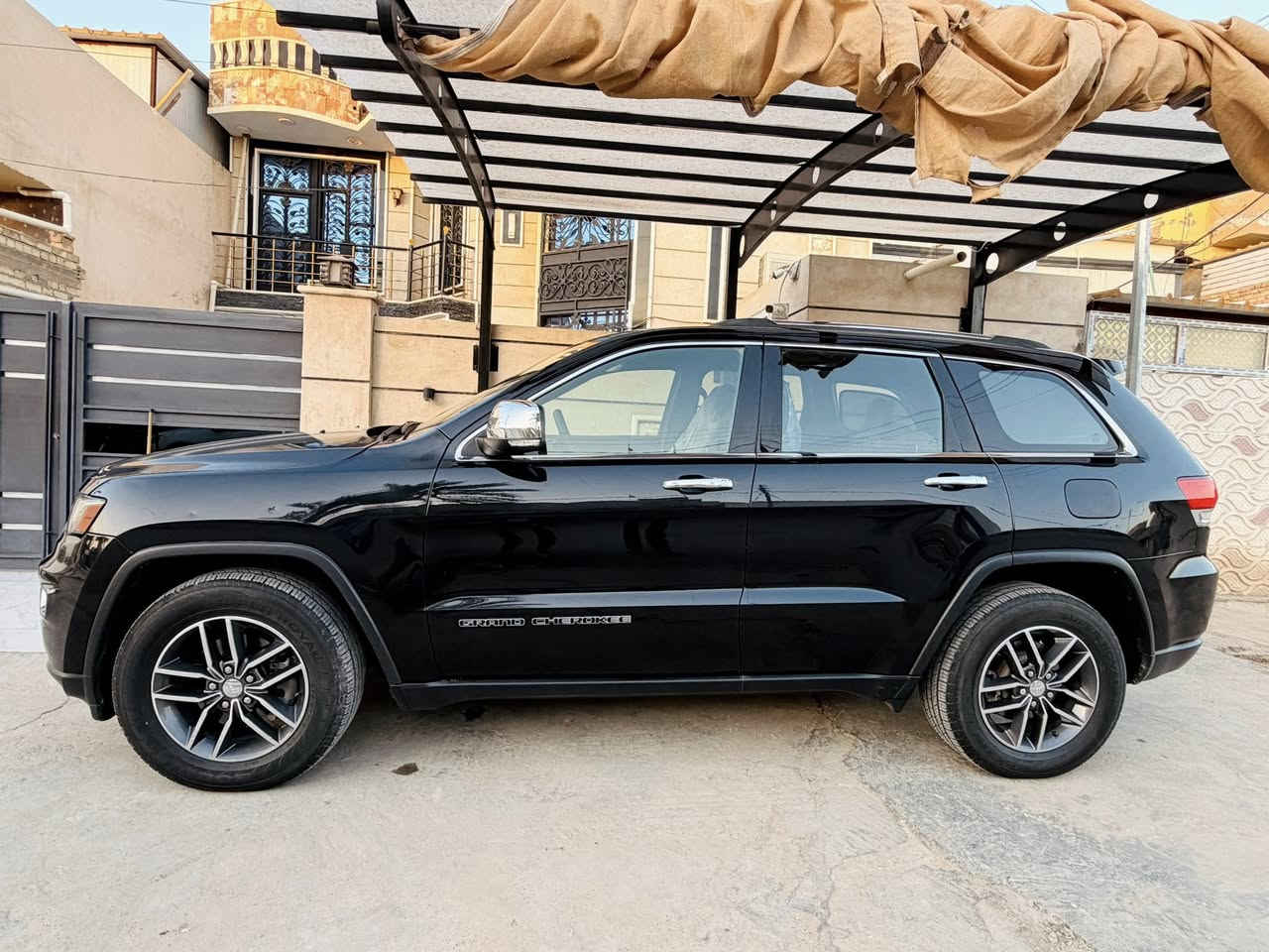 🚘 للبيع — Jeep Grand Cherokee Limited
▪️ موديل 2018
▪️ فول مواصفات عدا الفتحة
▪️ مري قلاب
▪️ حساسات خلفية
▪️ دخول ذكي
▪️ مواصفات عديدة

🔧 المواصفات والحالة:
▪️ تخم تايرات جديد
▪️ صدر أمامي وصدر خلفي جديد
▪️ ادامه عامة قبل أسبوعين
▪️ الممشى: 95 ألف
▪️ الضرر: خشم البنيد فقط
▪️ السيارة نظيفة جداً بمعنى الكلمة

📄 رقم بغداد — السيارة باسمي

💰 السعر: 215
وبيها مجال بسيط للجادين

📍 العنوان: بابل / المحاويل

📞 اتصال فقط:
***********
***********
