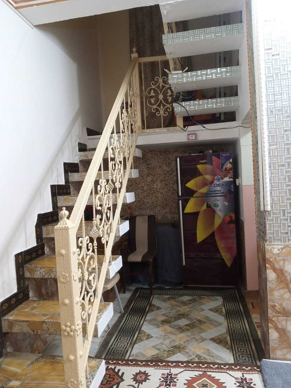 بيت للبيع في حي الفداء قرب السريع امامي  مساحه 100 متر مكون من غرفه واستقبال وصاله وطارمه وصحيات ومنور سعر  105 وبي مجال للشراي متوفر كل الخدمات والمجمعات الطبيه والغذائية والمخابز والكافتريات للأستفسار مراسلة وتساب  او الاتصال على الرقم ***********
