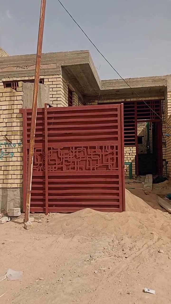 السلام عليكم
بناء دار كامل وتسليم مفتاح وبمواصفات درجة اولى وجميع المواد مفحوصة 

اولاً الاساس 

1- تنضيف الارض جيداً من الاوساخ والانقاض 
2- فرش الجلمود و السبيس المفحوص بارتفاع ٤٠ سم وحدله مع الرش بحادلة 20 طن
3- فرش الارض باكملها بنايلون زراعي سميك  
4- تاسيس الحصيرة الاولى والجسور حسب تصميم الخارطة بالشيش الماس او ff ورفعها عن الارض ( سبينسر)
5- تاسيس المجاري نوع الامل الشريف وناطق الجبوري ٤ انج مع عمل قالب ثابت للمنهولات واغلاقه حتى نهاية العمل وتسليط الانابيب بطرق هندسية 
6- تسليح الارض بشبكة ثانية من الشيش الماس او. ff 12 و 16 حسب عدد الطوابق والتصميم الانشائي 
6- صب الارضية ( رفت) صب مركزي c35 بارتفاع لايقل عن ٤٠ سم  مع رش الكلوريدين قبل الصب مع عمل منظومة معالجة الارضة والحشرات

 ثانيا الهيكل 

1- صب بتلو ٢٠  سم من الاسمنت المقاوم 
2- بناء الدار بارتفاع ٣.٢٠للطابق الارضي و٣.١٠ للطابق الاول وبطابوق جمهوري( البيان - ابو الجص - العنكوش)  خالي من الاملاح مع تثبيت انابيب المرازيب والسبالت والستلايت والانترنت مع البناء 
3-عمل قالب الطابق الارضي وعمل رباط سقف للطابق الارضي ٤٠ سم والطابق الاول والبيتونه ٤٠ سم فوق الابواب والشبابيك
4- تثبيت انابيب الكهرباء بالسقف 
5- تسليح بشيش اوff او الماس بابعاد ١٥ سم وعمل جسور مخفية في المساحات الكبيرة 
6- صب السقف صب مركزي c35 أجهزة رطبة حديثه ٢٠١٩ 
7 - بناء الطابق الاول  بنفس المواصفات والمواد المذكورة سابقاً مع البيتونة وعمل مرد ماء مسلح  ٢٠×٢٠ للسطح 

الكهرباء والماء والاشتايكر 

1- يتم تاسيس انابيب الماء للدار ٣ خطوط ppr الماني مسلح وتسليك اكثر من خط للنازل مع تاسيس انابيب التقطير للسبالت وتثبيت خلاطات كروهي دفن ٣ خطوط  للدار بالكامل ( الدوش والغربي  ) 
2- يتم تشطيب الخلاطات والصحيات تركي درجه اولى 
3- يتم تاسيس الكهرباء انابيب اردني ( وسلك وسعودي )  وتشطيبها بفتنك اماراتي الوان درجه اولى 
4- لبخ جدران السطح ونثرها  وثم تطبيك السطح بمادة الاشتايكر مع وضع عوازل من قبل شركه مختصة بهذا المجال 

الابواب والشبابيك والمحجرات 

1- يتم وضع فريم حديد مع الكتائب وثم تركيب شبابيك المنيوم  والالوان  حسب رغبة صاحب الدار
2- يتم تركيب الابواب القاصه للصاله وابوب تركي  للداخل وابواب (pvs  -   المنيوم ) للخدمات والمناور حسب الرغبة من قبل صاحب الدار
 3- يتم تركيب محجرات المنيوم تركي ٤ خطوط شخاطه    
دار السلام للعقار والمقاولات 
للاستفسار
***********
 ***********
#دار_السلام_راحتكم_هدفنا
