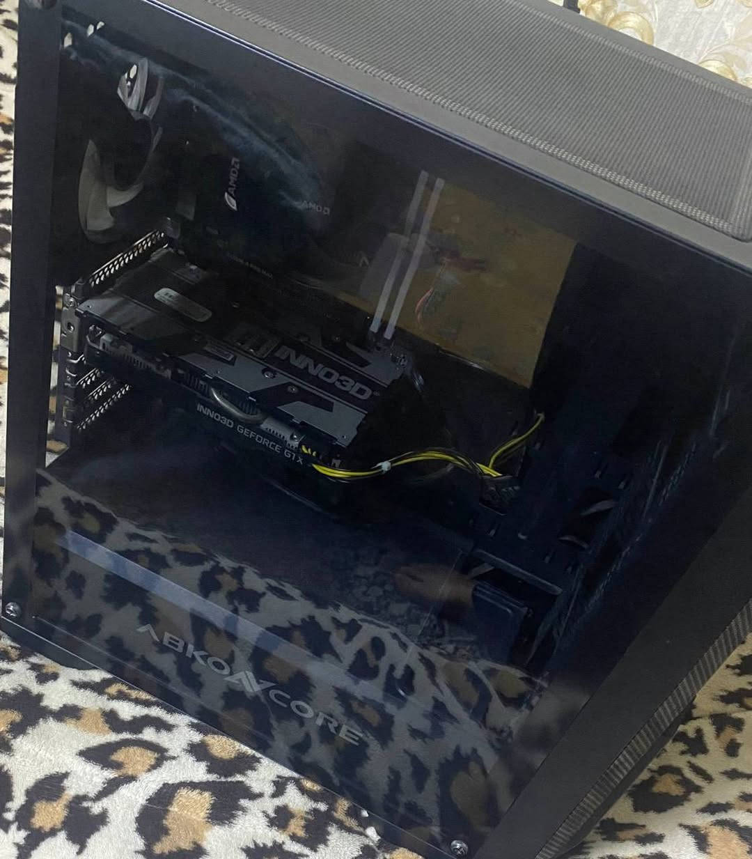 تجميعه للبيعpc
كرت الشاشه gtx 1660 ti 
المعالج r5 3600
البور سبلاي 650 
الرامات rgb 8”8 \16 
هاردين واحد ssd 256
Hdd 1T
للبيع بسعر 650 وبيهه مجال للشراي 
للتواصل ***********
