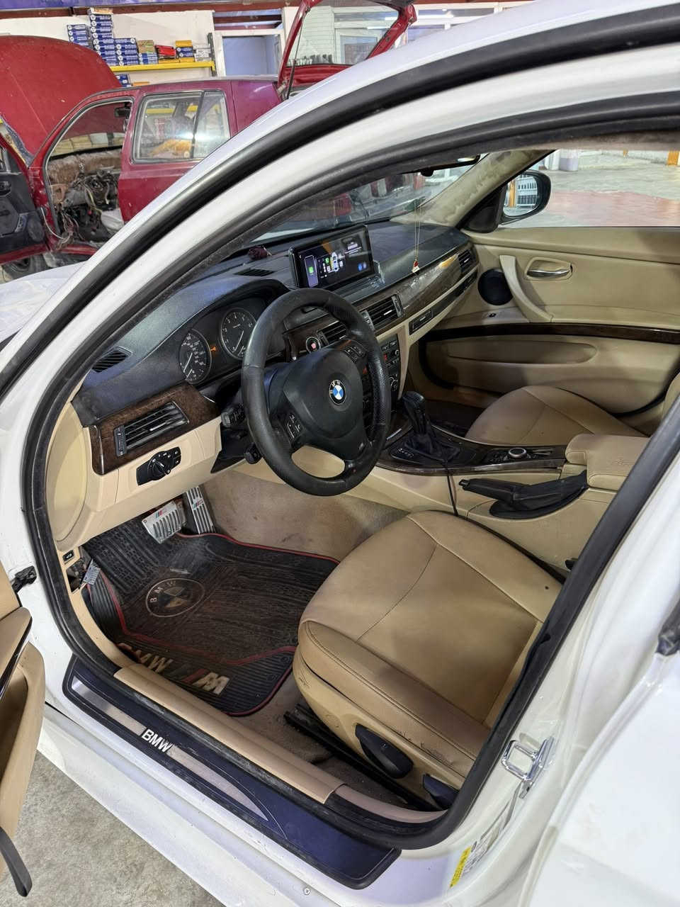 السلام عليكم.. من رخصة اصحاب الكروب
عندي BMW e90 
موديل السيارة 2009 
حجم السيارة 328i
مكينة 6 سلندر N52 المرغوبة
السيارة بيها صبغ خمس قطع 
اريد مراوس ويا جالنجر موديل 2015 وفوك مصبوغة عام .. 
ونتفق على الفرق 

***********

