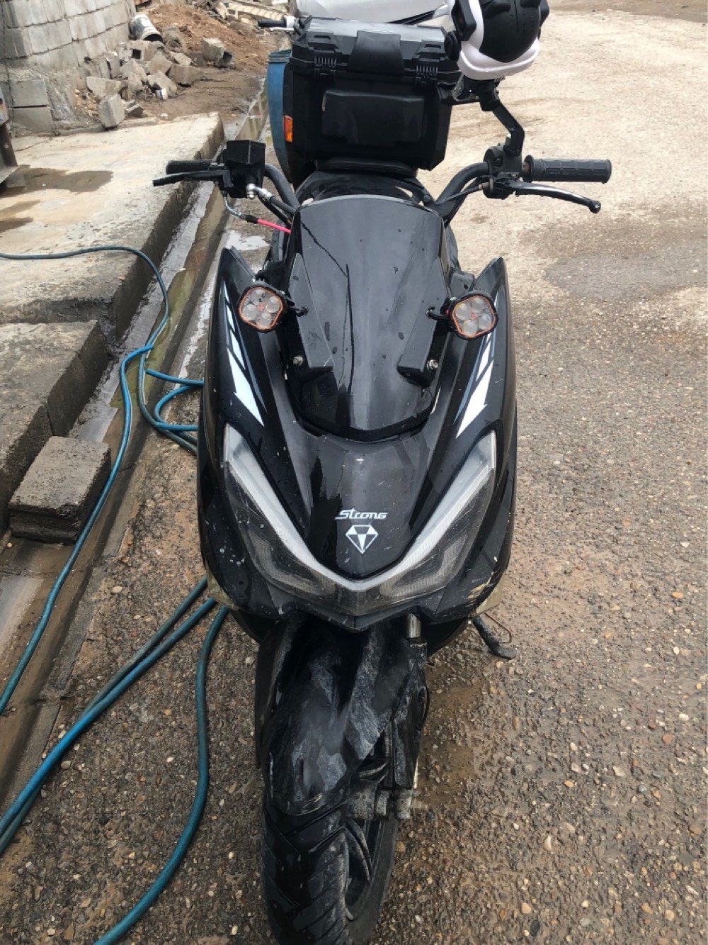 دراجه اكس ماكس سترونك للبيع نضيفه من كل النواحي كهربأيات شغالة وضايفلهن عدسات امامي اصليات وياهة صندوك خلفي سويج وبصمة تشغيل عن بعد التايرات العريضات جوبلس ماشية 9 الف المحرك مامفتوح الدهن امزويل كل 15يوم ابدلة السعر 500وبي مجال حك الجية مراوس بوليس اذا اكو مكاني ديالى بعقوبة بل سوق شارع الرعاية تعال وبيك خير وتدلل مارجعك فارغ واتساب موجود او اذا محصلتني دك على هذا الرقم *********** واني بل خدمة