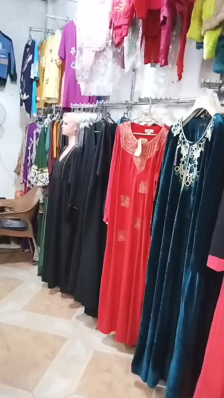 سلام  عليكم  عدنه  ملابس   محل شتوي  وصيفي  اطفال  وداخليات  ونسائي  مع  مليكانات  كافه  اغراض  محل  للبيع  مع  رفوف شكو معروض  داخل  فديو  للبيع  شلع لتوصل  عل  رقم   ***********
