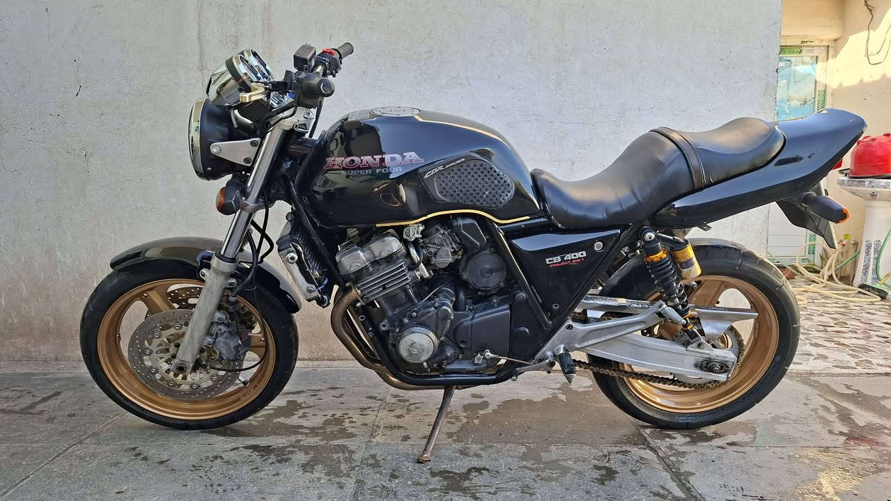 سلام عليكم/سيبي فور 400جيل اول 16ولف كفاله مكينه وكير ومابيه كل نقص صالنصه رياضي ستيرن رياضي  لايت زنون اوراق كامله السعر 13ونص وبيه مجال مكاني بغداد والشراي يتصل ***********
