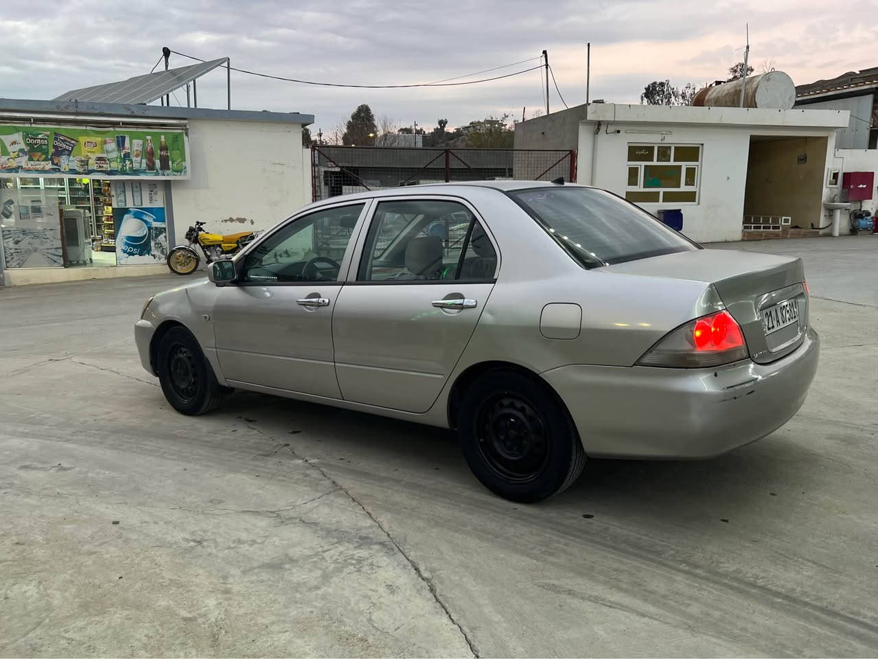 لانسه ر مؤديل ٢٠٠٩ گير تؤماتيك مه كينه گه وره ناو زه رد شاشه ئايپاد و كاميره يه سه ياره يه كى زؤر بي مه سره فه و باكه سه نه وي تازه يه ٤ بارجه و به له يه كى  بؤياخه بي ناو كرتن  قرجيكى بجوكي هه يه كه شايه نى باس كردن نيه جال و شوخت و كارتي نيه ده عامى بؤ ده عامي به شه رت  
***********
*********** دخان, السليمانية
