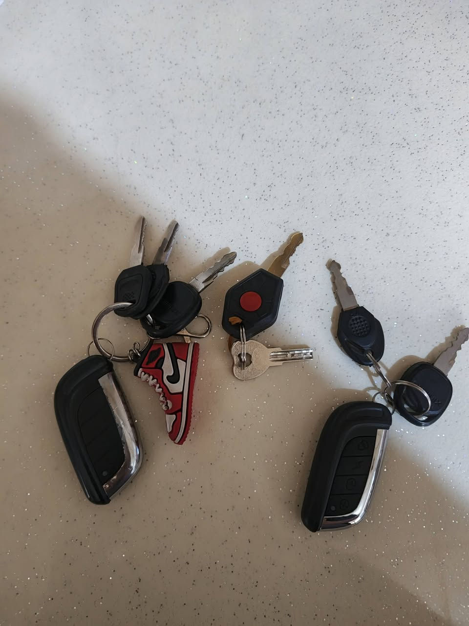 سلام عليكم.. شحن اربع بطاريات لون مميز وردي للبيع فول مواصفات  قفل تاير. قفل كشن. بلوتوث  البايسكل نضيف تاير جديد وبطاريات نضيفه سرعته  69 او70  السعر ٤٠٠ وبي مجال العنوان كركوك حي واسطي  رقم الهاتف ***********
