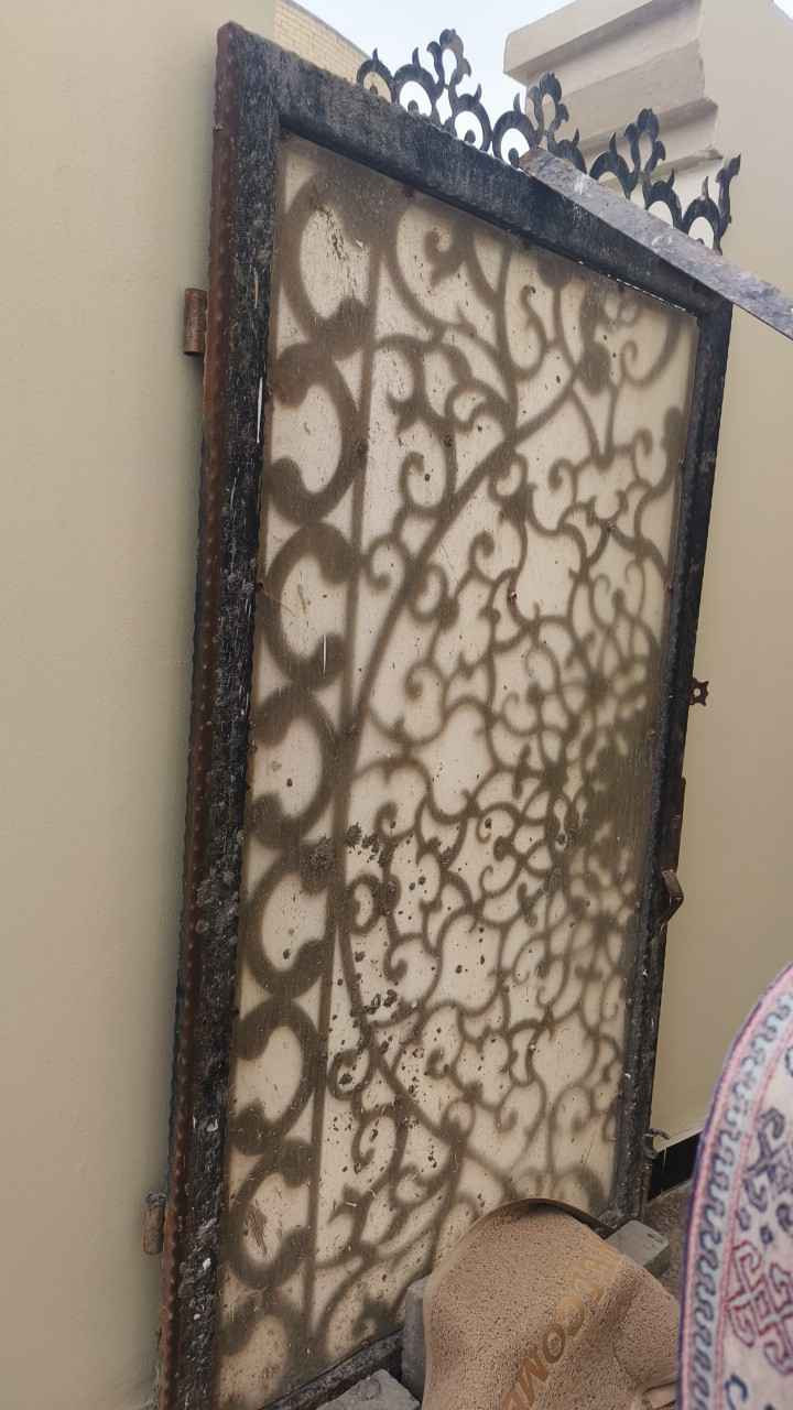 باب كراج حديد من النوع الثقيل الارتفاع  (2.10 ) مترتين وعشرة سنتيمتر والعرض  (2.40)  مترتين واربعين سنتيمتر 
الباب موجود بالبصره منطقة ياسين خريبط ... للتواصل الاتصال بالارقام التاليه *********** او  ***********
السعر قابل للتفاوض البصرة, العراق
