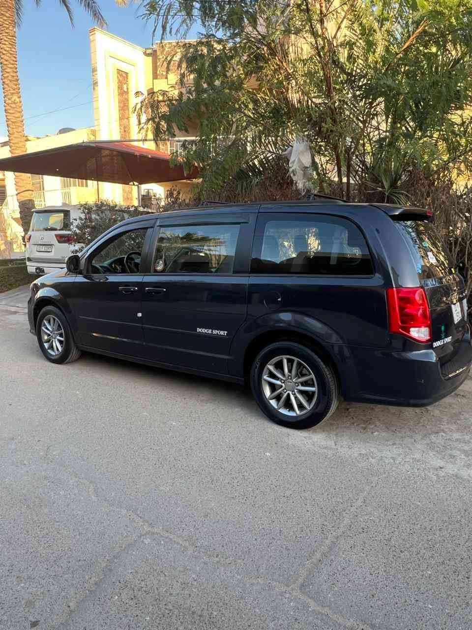 دوج كرفان فول من عده فتحه ماشي 120الف كيلو
حادث جاملغ  خلفي نصف جاملغ أمامي وصندوق تبخير السعر 140الف دولار ت***********بغداد
