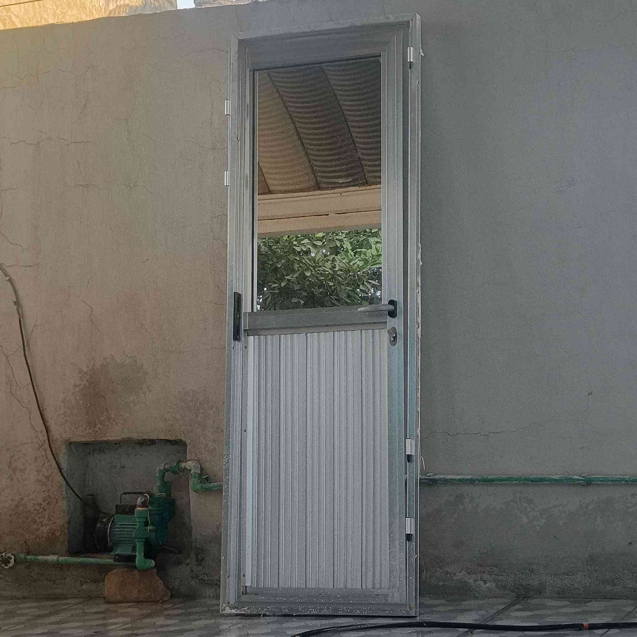 باب مستعمل نضيف للبيع مابي أي ضرر تجي بس تشد طول مترين وخمسة ونص وعرض لو 80سنتيم لو متر هاذ هوه كدامكم الاتصال ***********
