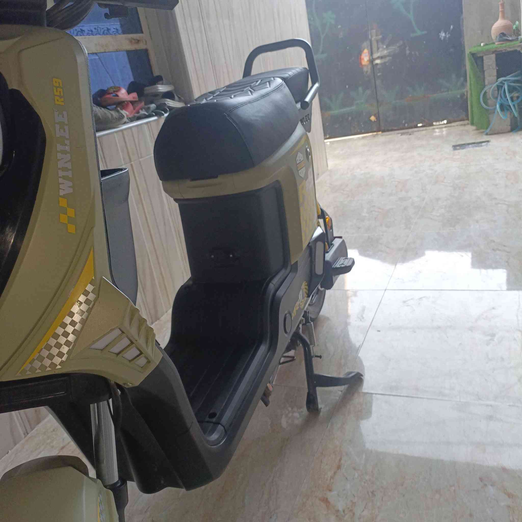 دراجه R9Sشركه وينلي 2026.. سعر 480❗بصره حيانيه 
فول مواصفات 32 امبير 
5 بطاريات دبل  2026 
تايرات ثنيهن مبدلهن جدد اصلي 
صارلهه شهرين ونص عندي 
ما بيهه اي نقص مرايات جدد ..بس اشاره مكسوره 
واتساب موجود ***********
