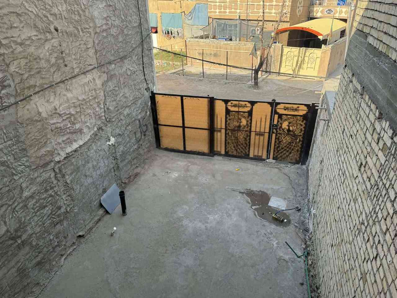 سلام عليكم بيت للبيع ب منطقة الشعب شارع عدن نهاية الفورتات قريب عل شارع البيت مساحته ١١٠ صاله استقبال غرفه بل اخير حمام بواري تاسيس جديد مي كهرباء نضيف بيت السعر ١٢٥بي مجال *********** متواجد خاص
