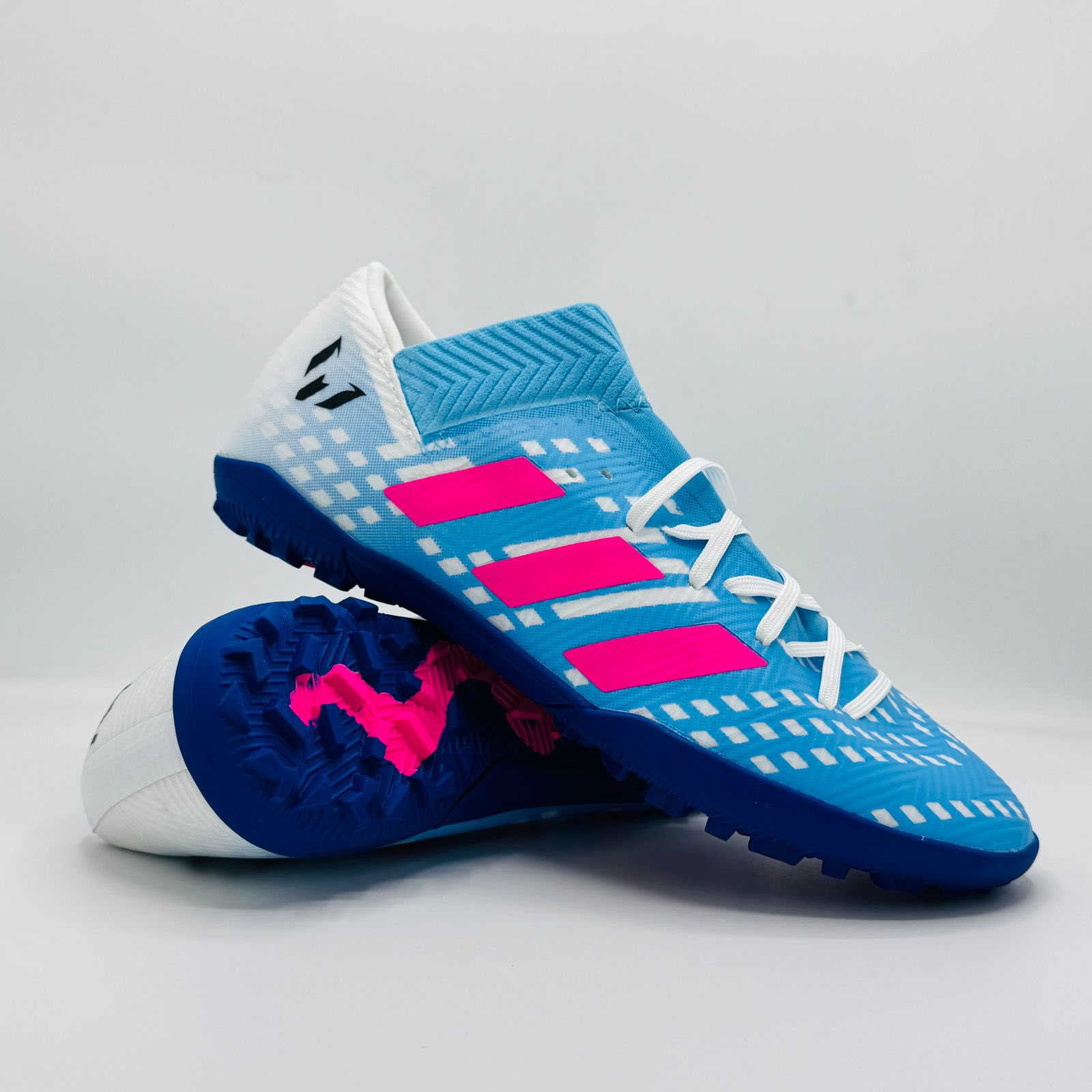 حذاء ميسي لاصلي
الوان مامطروقه 2026
القياسات من ٤٠ لحد ٤٥ 
جميع للوان متوفره 
توجد خدمه توصيل لجميع المحافظات 
توصيل داخل الدجيل مجاني 
عنوان المحل مقابيل ابو علي ابو ذهب فرع بيت تكليف 
الرقم ***********
@إشارة
