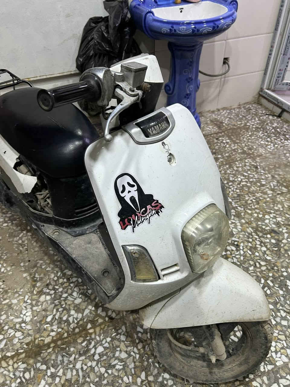 بوليس مامفتوحة المكينة مابيها نقص ابد كلهن شغلات طبيت بطينه وكعد الباتري
كلشي شغال ادفع سعر واخذها لين ضجت منها 
***********
