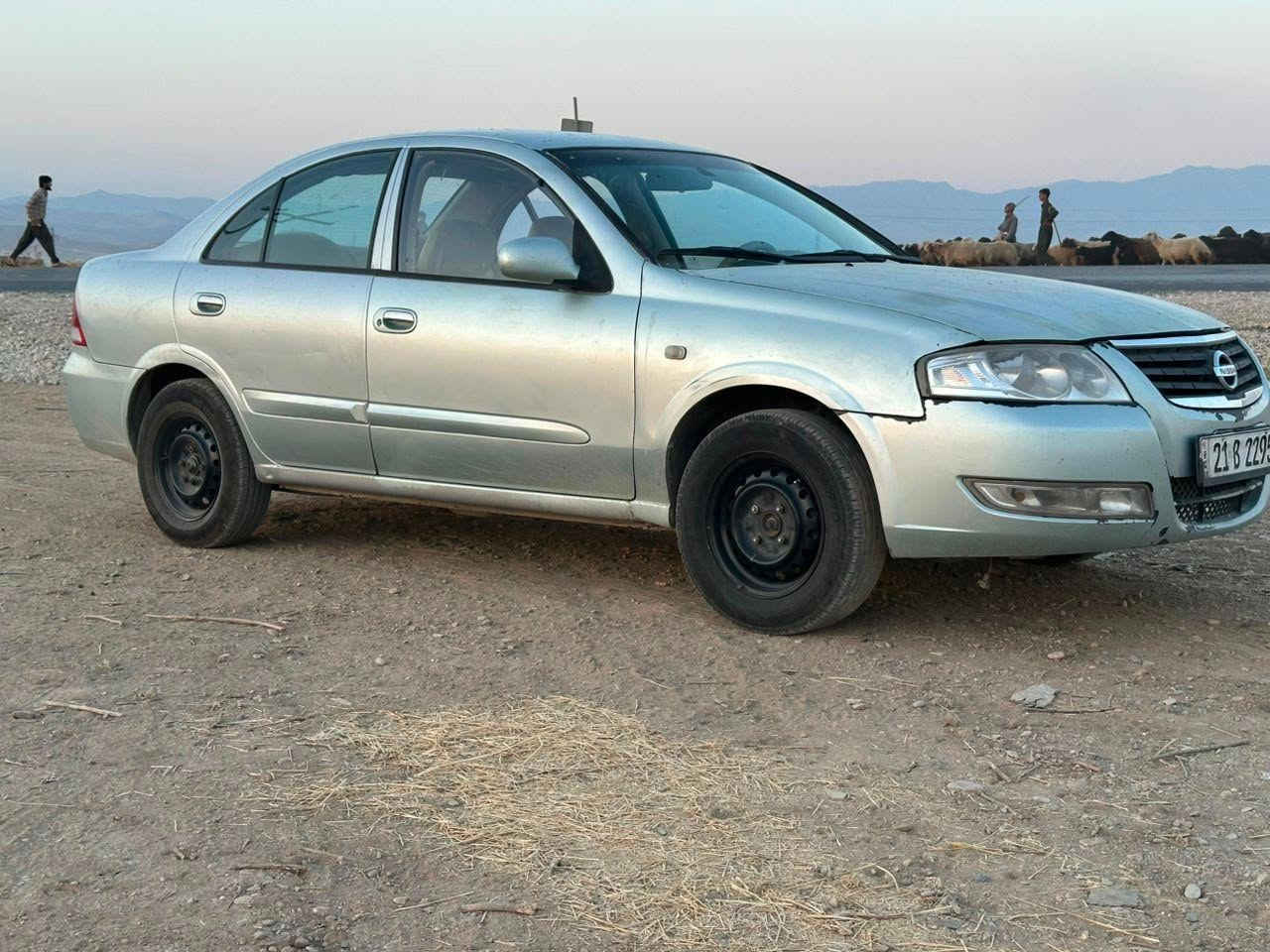 نیسان سەنی گێرعادی 2007 ناو زەرد سەنەوی تازە تاوەکو 2031 شەش پارچەی بۆیاخە سەقف و شانی بەشەرت بۆیاخی نی یە چوارتایەی تازەی لە ژێرە گێرو مەکینە و تەبرید بەشەرت سۆنەرم داناوە 63 گەڵا معامەلەیەکی زۆر کەم تکایە موشتەری نیت تێل مەکە 
لەگەڵ ڕێزم ... 
شوێن . شاره زوور . زەڕایەن 
*********** = *********** حلبجة, السليمانية
