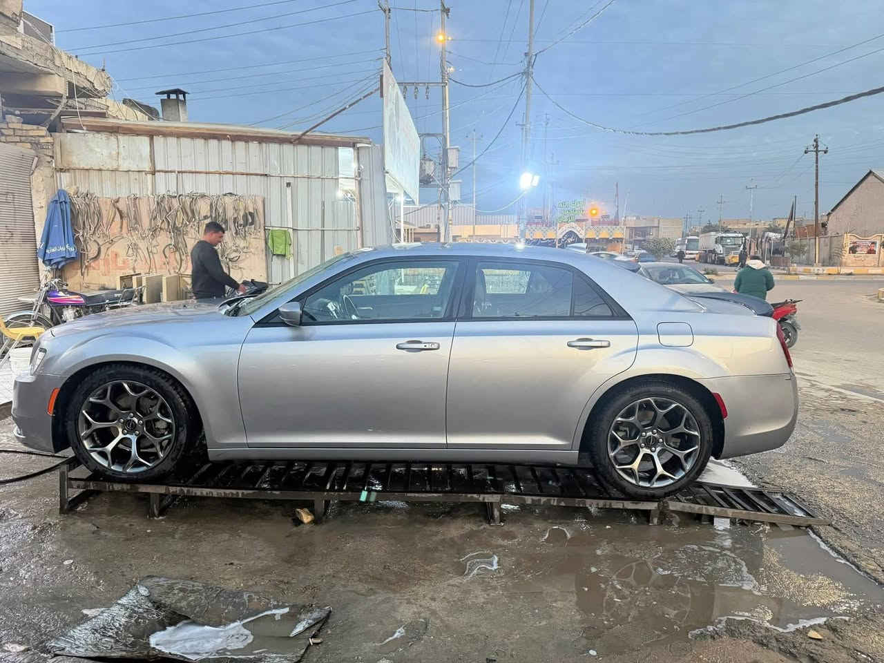 السلام عليكم  اوباما S موديل 15 مرمز 23 رقمها بغداد بأسمي بيها بس الدعامية وشبر صبغ بالبنيد بدون ايرباك ماشية 140 ميل
للاستفسار ***********
مكان السيارة : ذي قار - الناصرية
