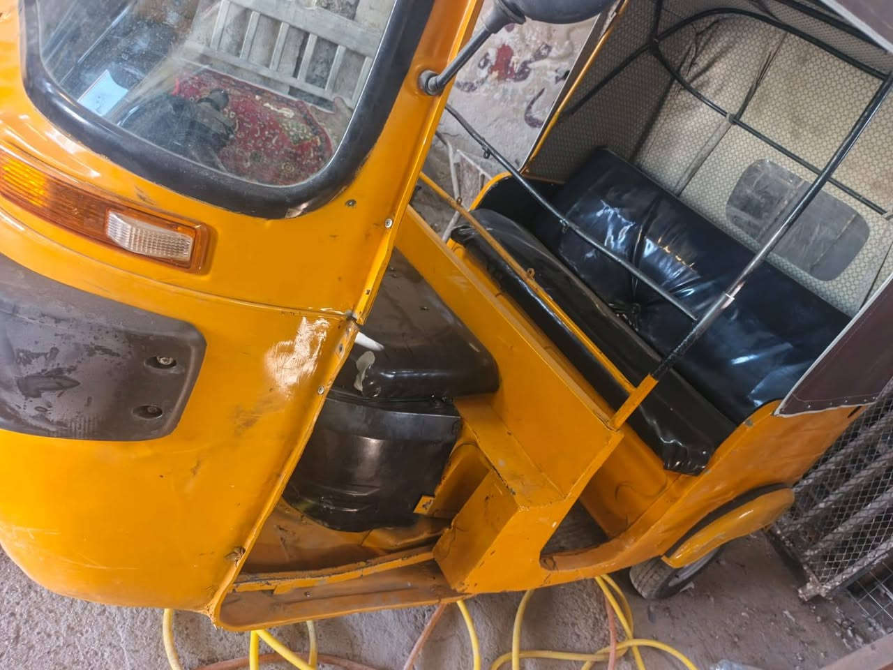 سلام عليكم تكتك ١٨ أوراق كامله داخله بل ١٩ السعر ٤وبيها مجال التكتك كبل للشارع متوازي على بيعتها ***********
