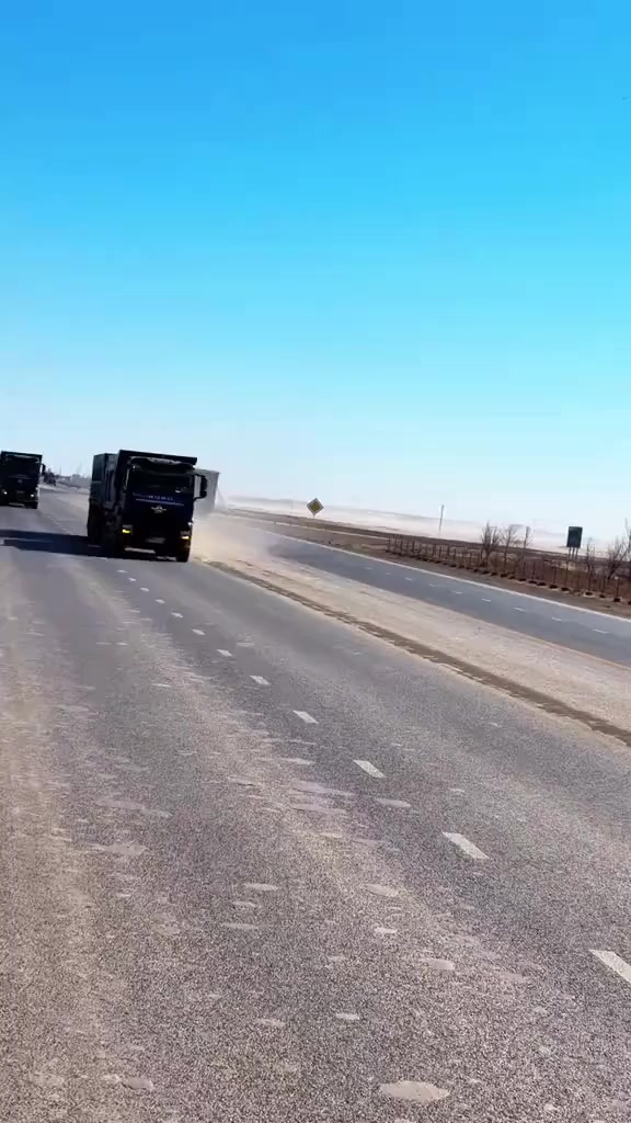 Self-dumping trailer with side-tipping function - custom orders welcome. We can customize various trucks, with complete export qualifications and reasonable prices.


**إذا كنت صاحب هذا الإعلان وتريد حذفه لأي سبب، رجاءا أرسل رسالة إلى الدعم الفني**