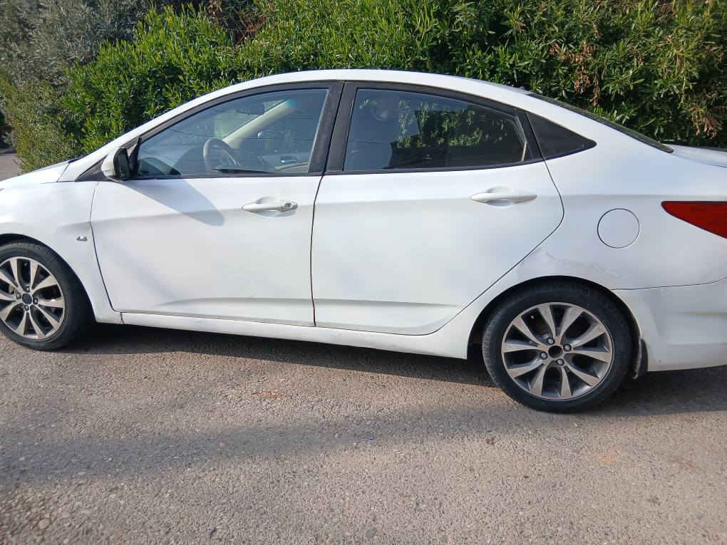 سلام علیک
ئەکسێنت 2011 گێر تۆماتیک و عادی   ئیکۆ مۆد تەبریدە چوار جام کارەبا  پێنج پارچەی لای سایقی و بەس شانی لا پێشەوە و  نێوچاوانی سەقفی هەیەتی مەکینەی تازە تەعمیر کراوە نرخی 84 مەعامەلە ژ.م *********** أربيل, العراق
