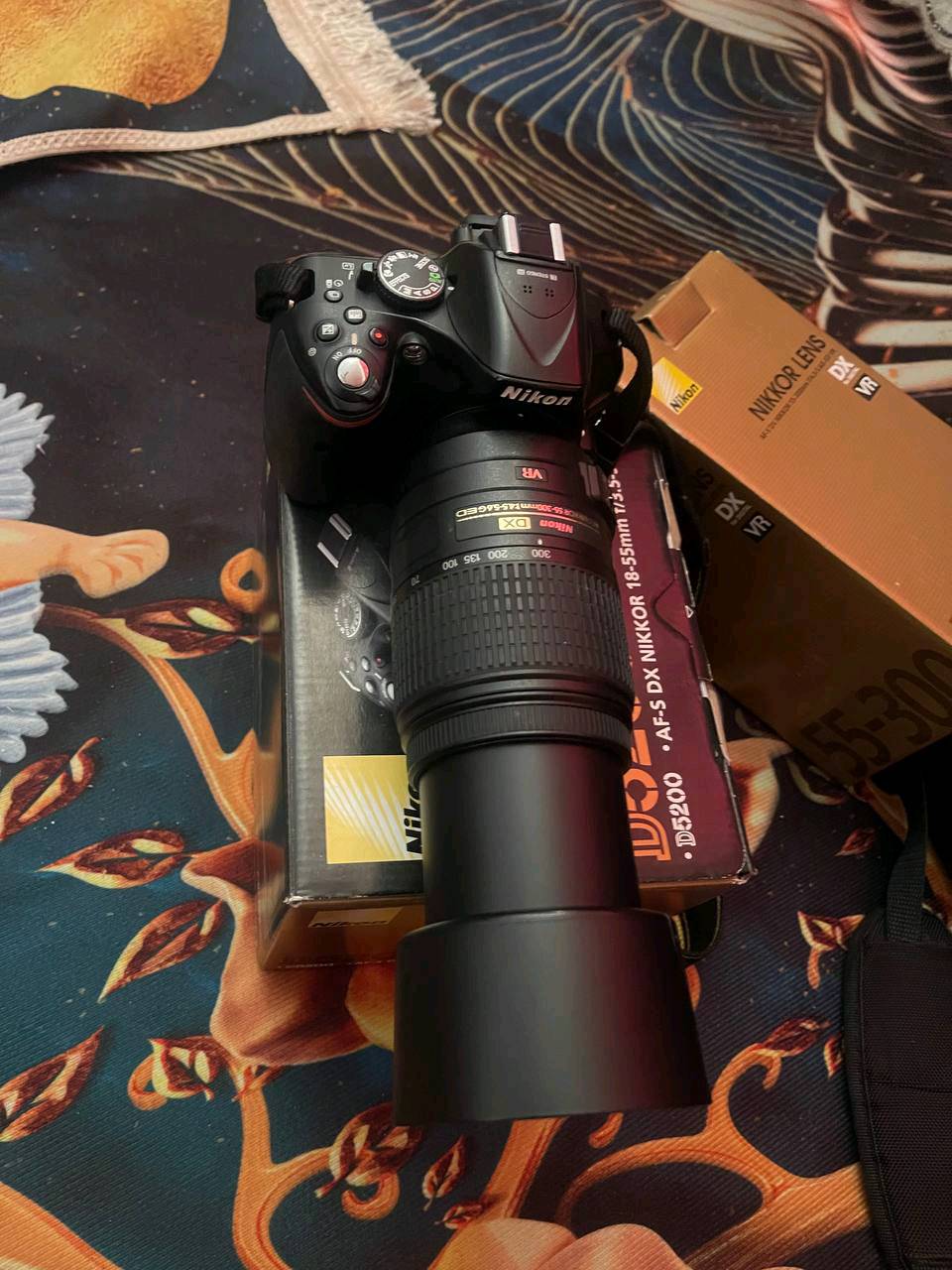 كامرة نيكون d5200 وياها عدستين 18.55 وعدسة 70.300 شتر 19 رايدها 450 وبيها مجال مكاني بغداد
