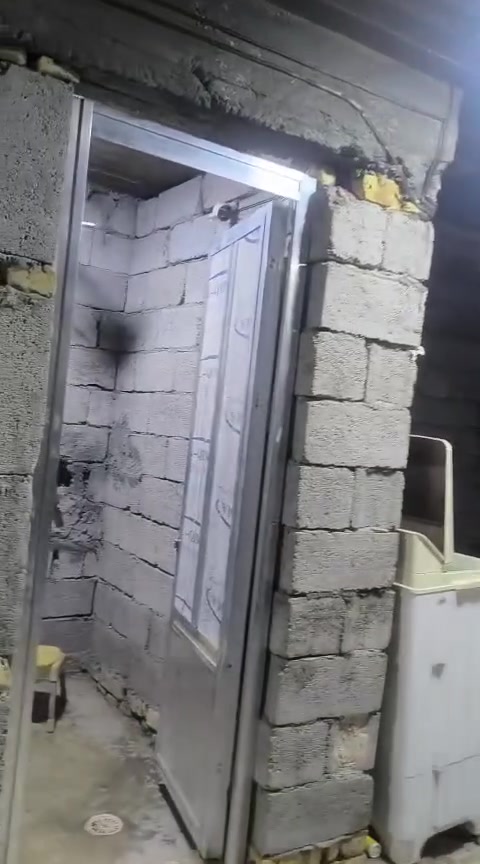 سلام عليكم بيت للبيع حي الحكيم المساحه ١٥٠النتصال ع الرقم ***********
