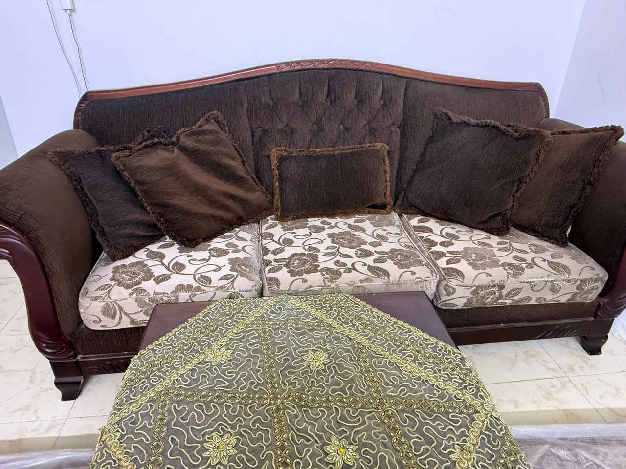 تخم قنفات خشب صاج اصلي
بحالة جيدة جدا
عشرة مقاعد 

قنفات اثنين ثلاث مقاعد
قنفة مقعدين
مع كرسيين 

واربع طبلات وميز وسطي


**إذا كنت صاحب هذا الإعلان وتريد حذفه لأي سبب، رجاءا أرسل رسالة إلى الدعم الفني**