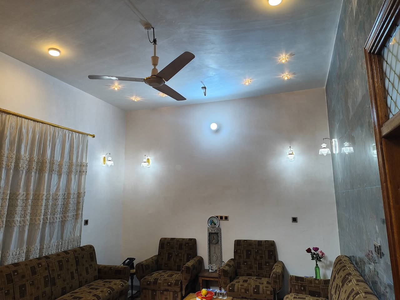 بسم الله دار ملك صرف للبيع قضاء الشاميه السراي شارع الحريه قرب دار المرحوم ابو اكرم الخزعلي 280م دبل فاليوم حديث البناء ط1استقبال مع صحيات وصاله وغرفه سويت وغرفه ومجمع صحيات وطرمه وحديقه ط2غرفه سويت وغرفه ثانيه وصاله ومخزن بيت كونكريت مسلح فخم عالي عن الشارع ارضيه بورسلين ودرج مرمر اليحب يشتري خاص مفتوح او يتصل ***********
